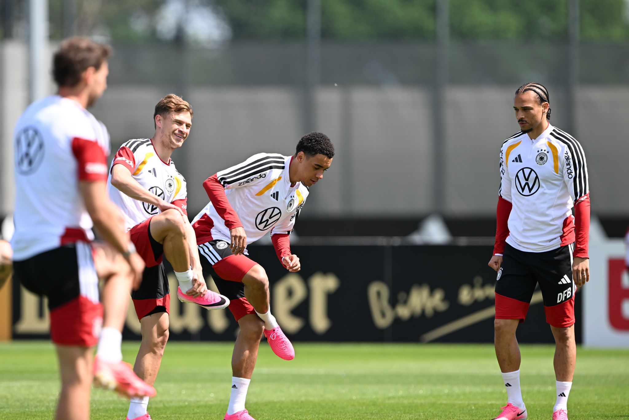 Joshua Kimmich, Jamal Musiala und Leroy Sané (v.l.n.r.) im Abschlusstraining der Nationalmannschaft