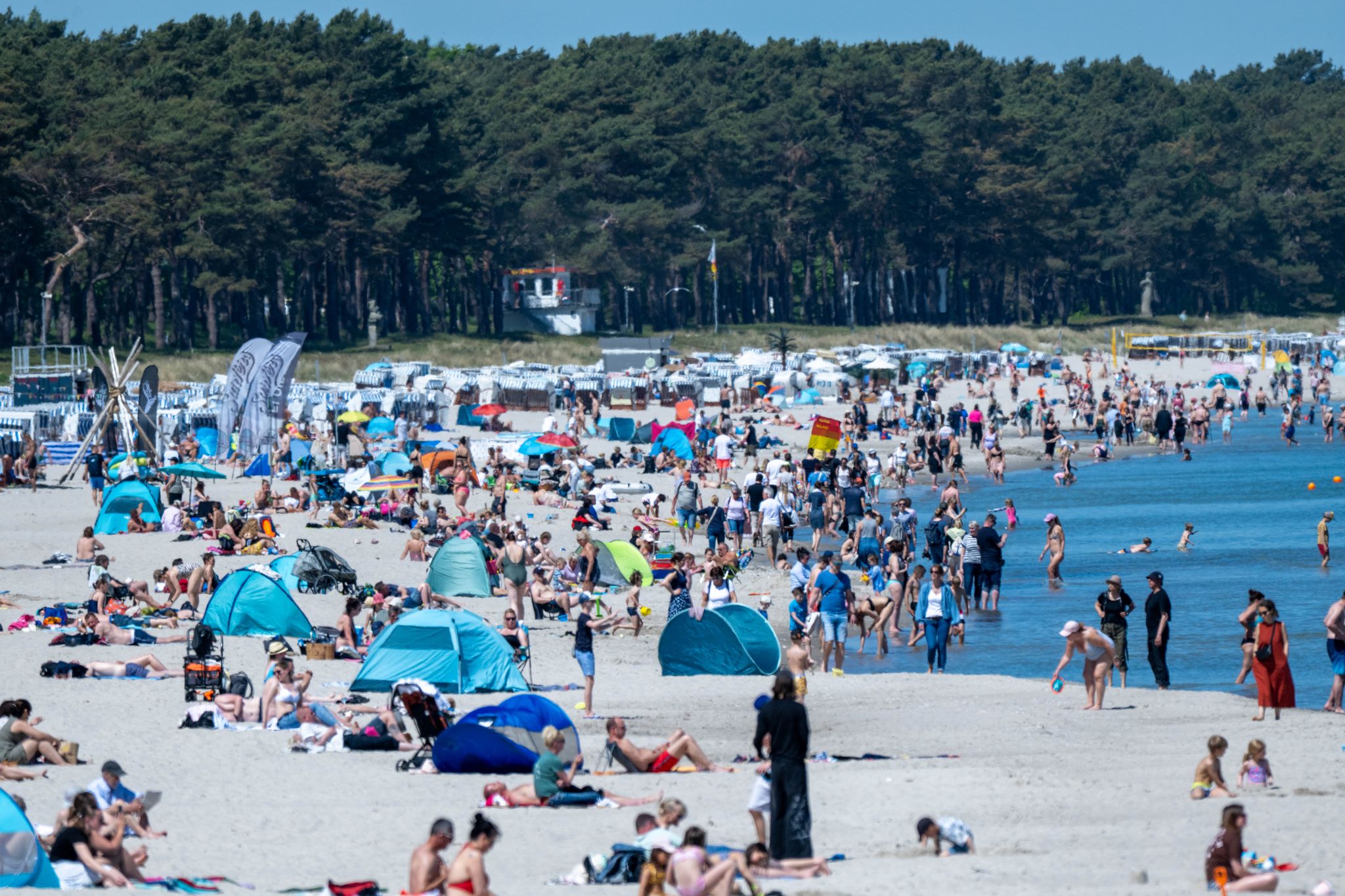 Auch auf der Ostseeinsel Rügen genießen unzählige Badegäste das sommerliche Wetter.