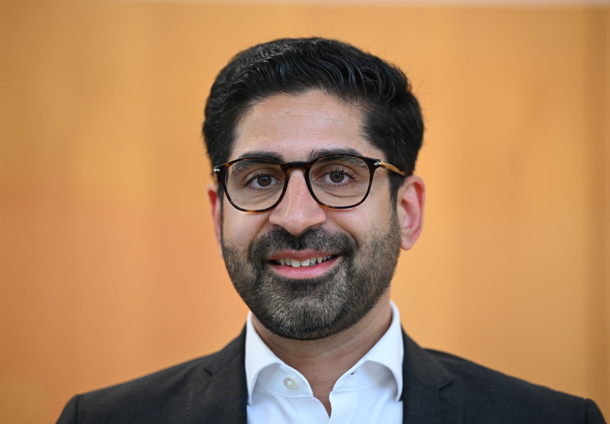 Nach den Worten von Wirtschaftsminister Mansoori ist es eine Frage der Resilienz in Krisenzeiten, Kapazitäten etwa für die Produktion von Impfstoffen aufrechtzuerhalten. (Archivbild)