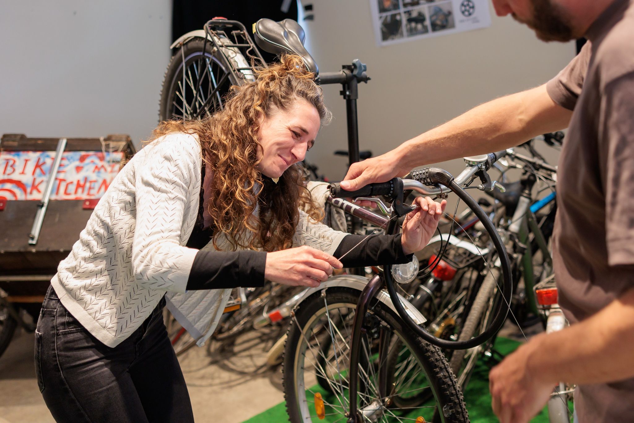 Ehrenamtliche wie Milan helfen in der «Bike Kitchen» bei der Fahrradreparatur.
