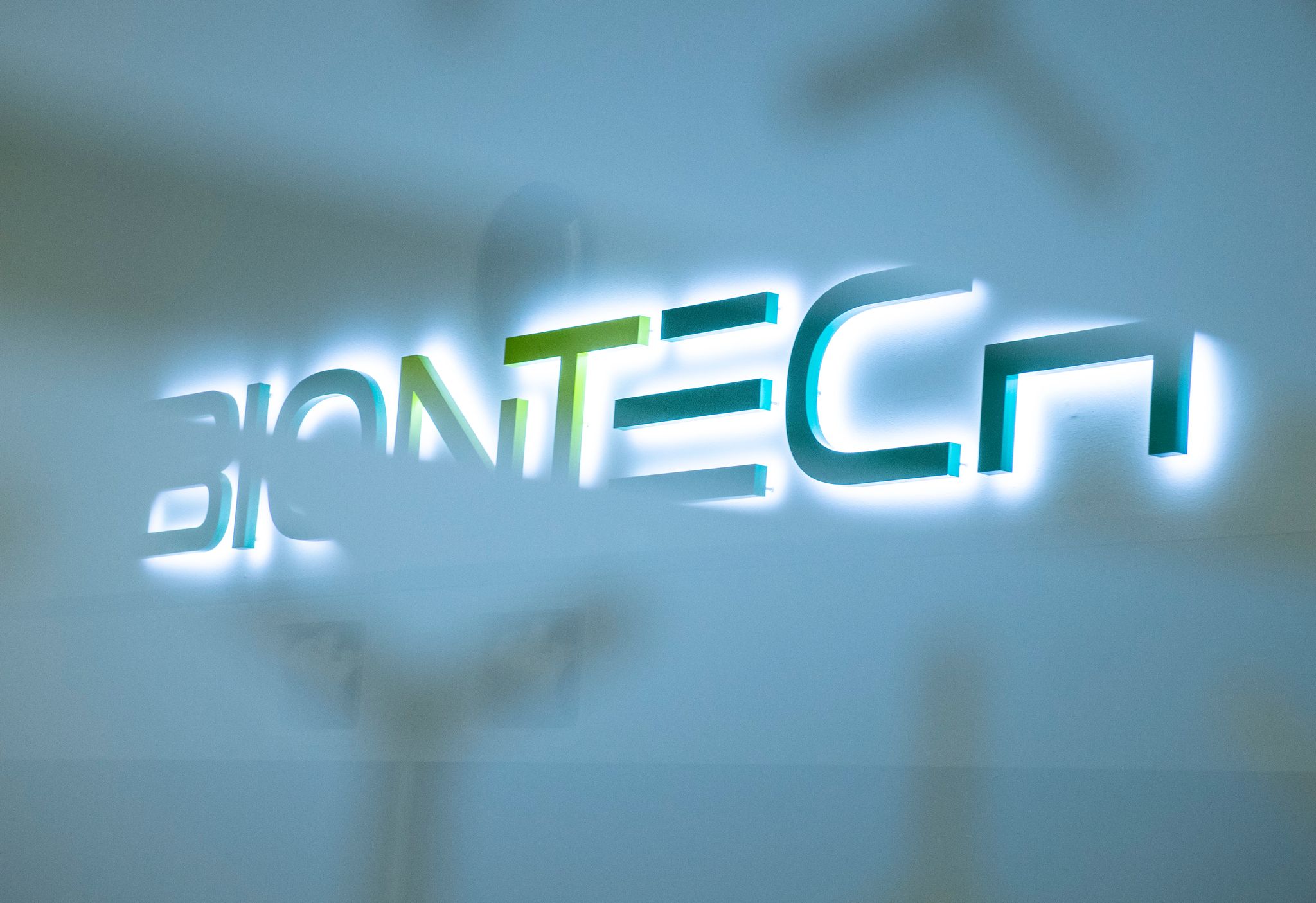 Die Biontech-Führung begründet die Pläne mit einer zu geringen Auslastung, Überkapazitäten und Kostensenkungen. (Archivbild)