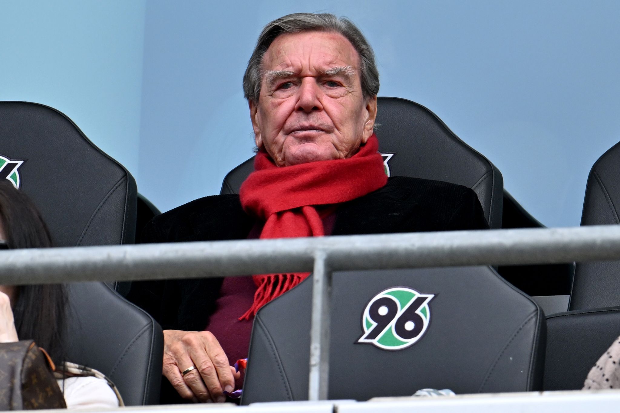 Sah bei seinem Herzensclub zu: Ex-Kanzler Schröder.