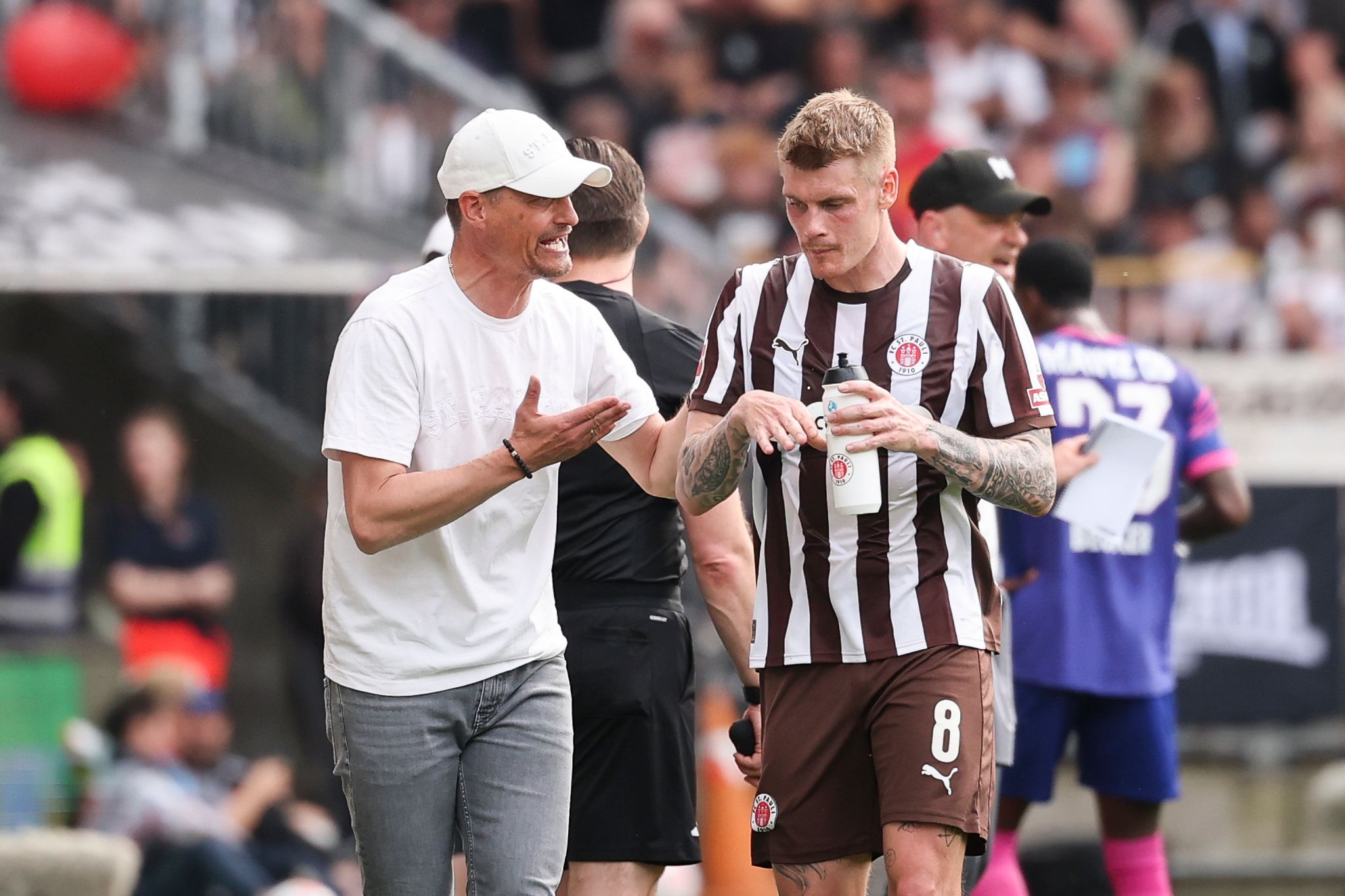 St. Paulis Trainer Alexander Blessin (l) spricht mit Eric Smith.