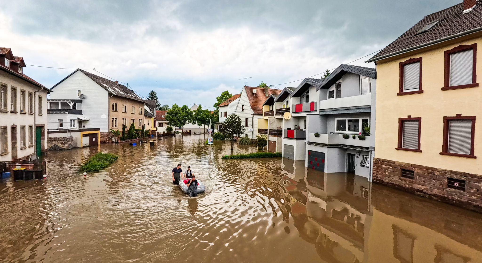 Mit dem Schlauchboot war die Freiwillige Feuerwehr beim Pfingsthochwasser 2024 auf den Straßen in Kleinblittersdorf im Einsatz. (Archivbild)