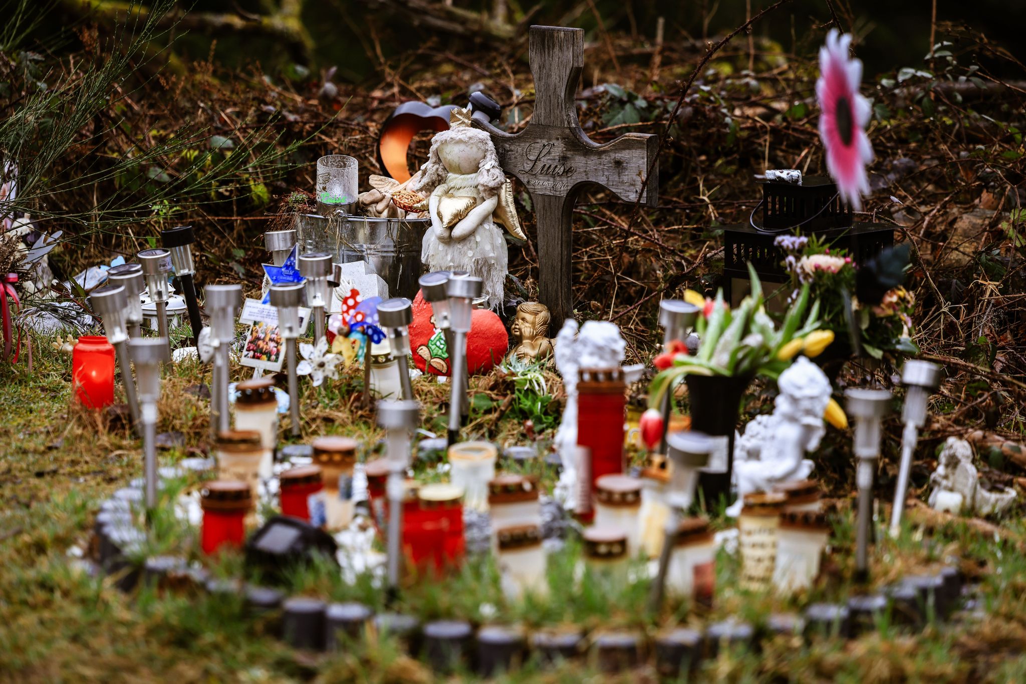 Am Fundort der Kinderleiche wurden Blumen, Kerzen und FIguren abgelegt. (Archivbild)