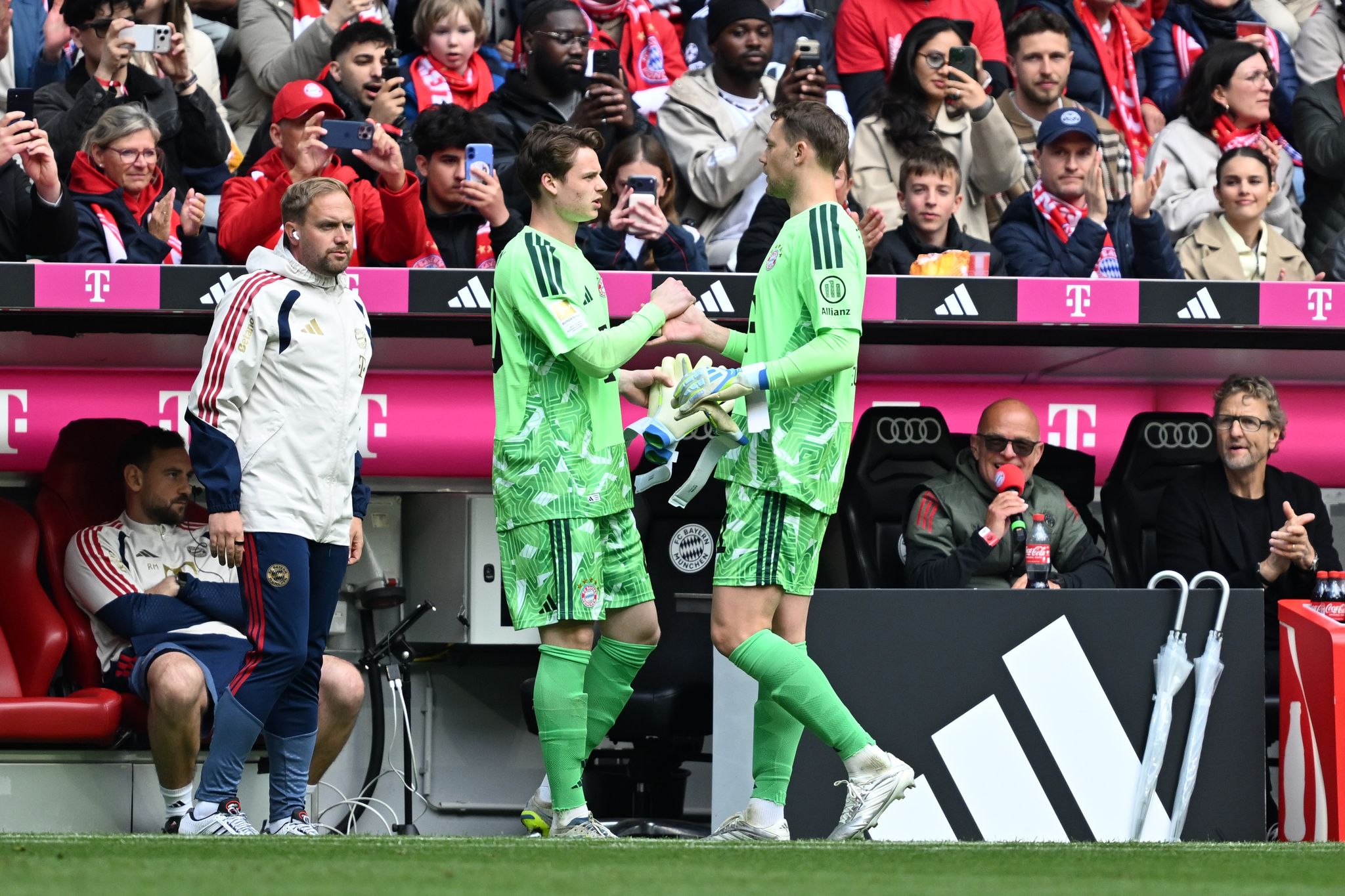 Gegen Köln musste Manuel Neuer (r) angeschlagen raus. Jonas Urbig ging für ihn ins Tor. Wie steht es um die Wade?