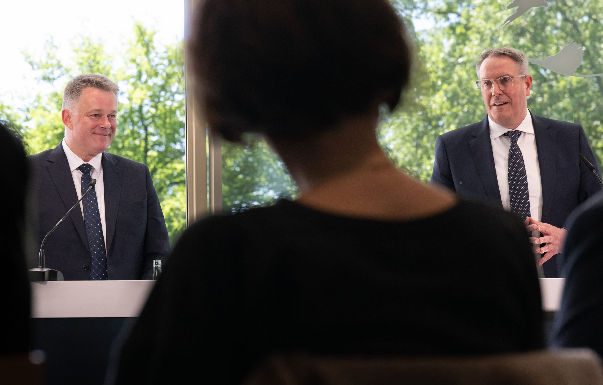 Pressekonferenz mit den führenden Köpfen der Verhandlungen: Gordon Schnieder (CDU, l) und Alexander Schweitzer (SPD). (Archivbild)