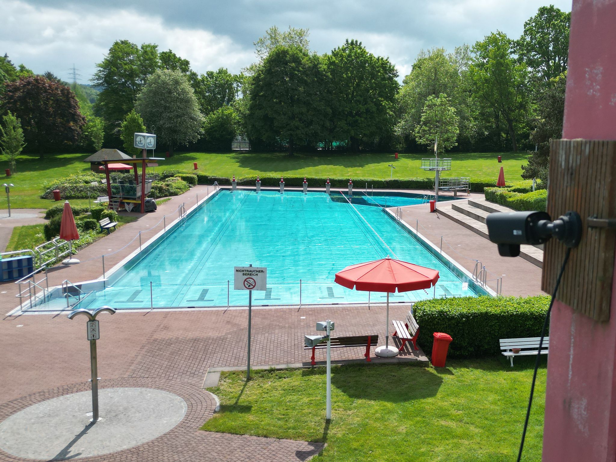 Ob im Freibad Vallendar noch ein Platz frei ist, kann über die Webcam überprüft werden.