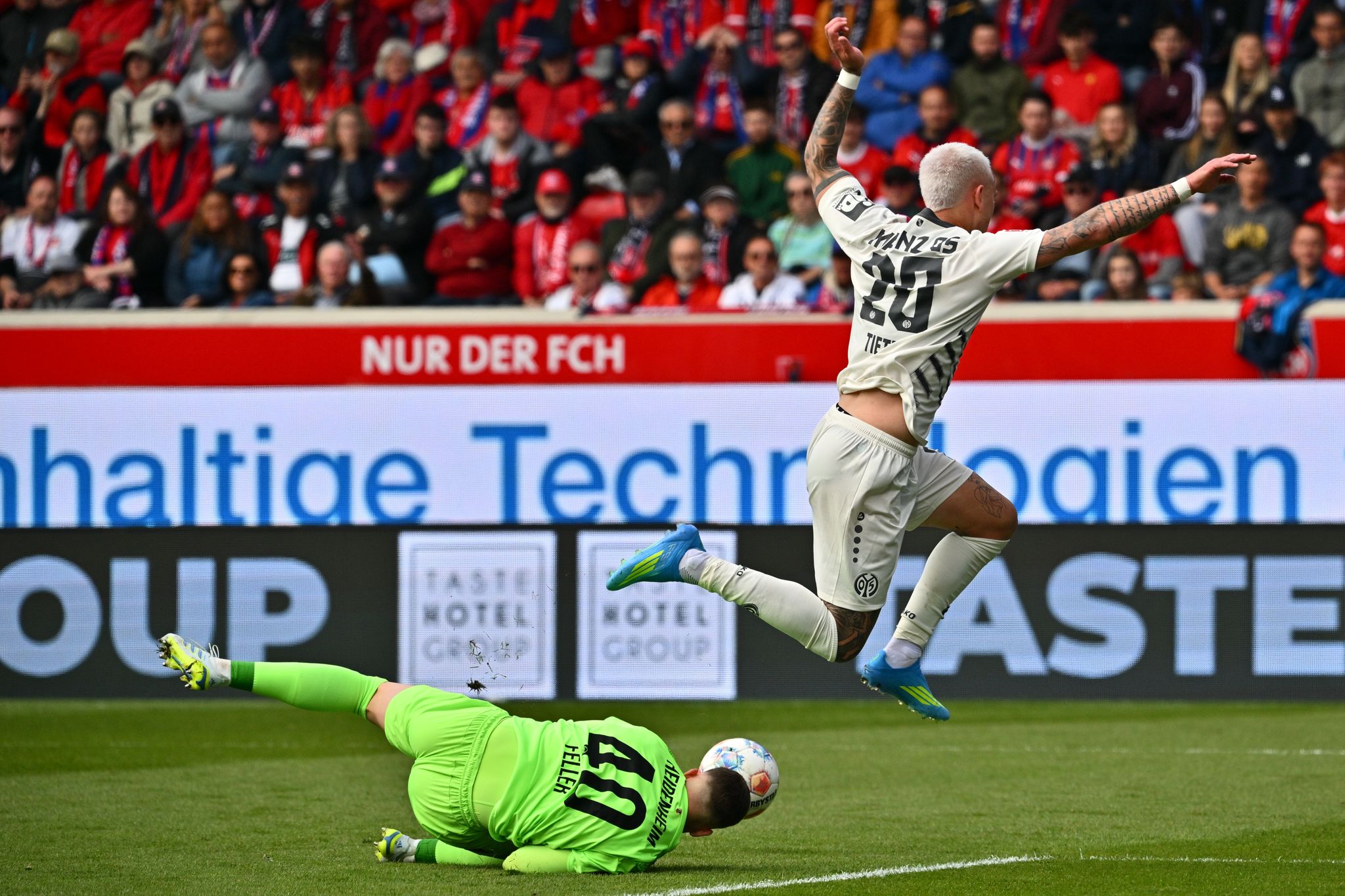 Heidenheim und Frank Feller am Boden.