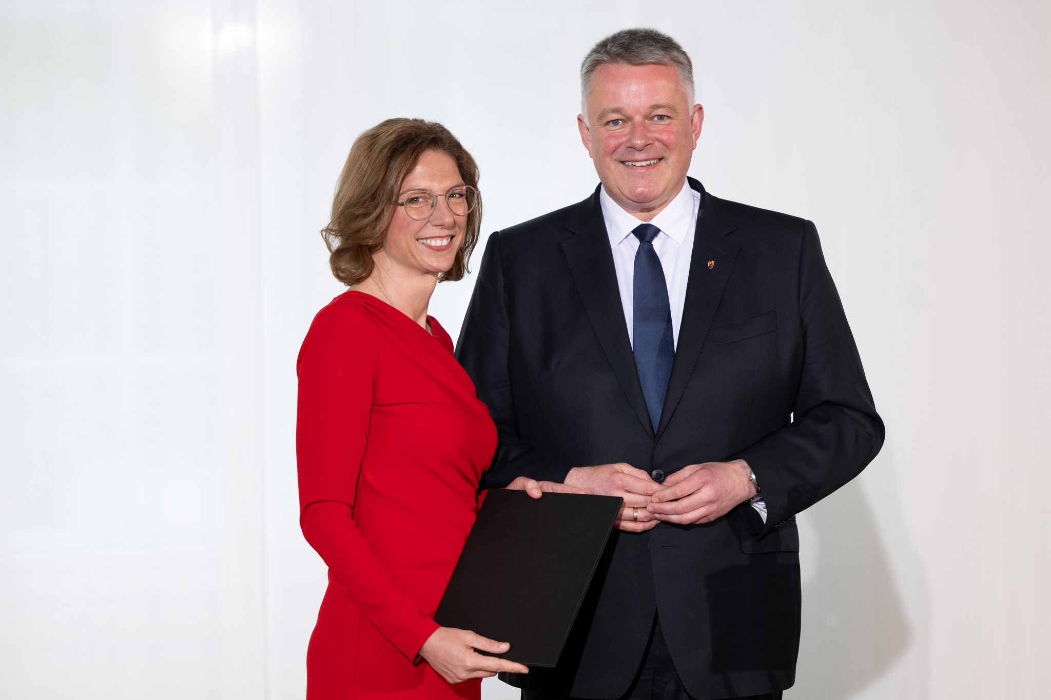 Schwarz-Rot auch bei der Kleidungswahl: Ministerpräsident Schnieder (CDU) und die stellvertretende Regierungschefin Bätzing-Lichtenthäler (SPD).