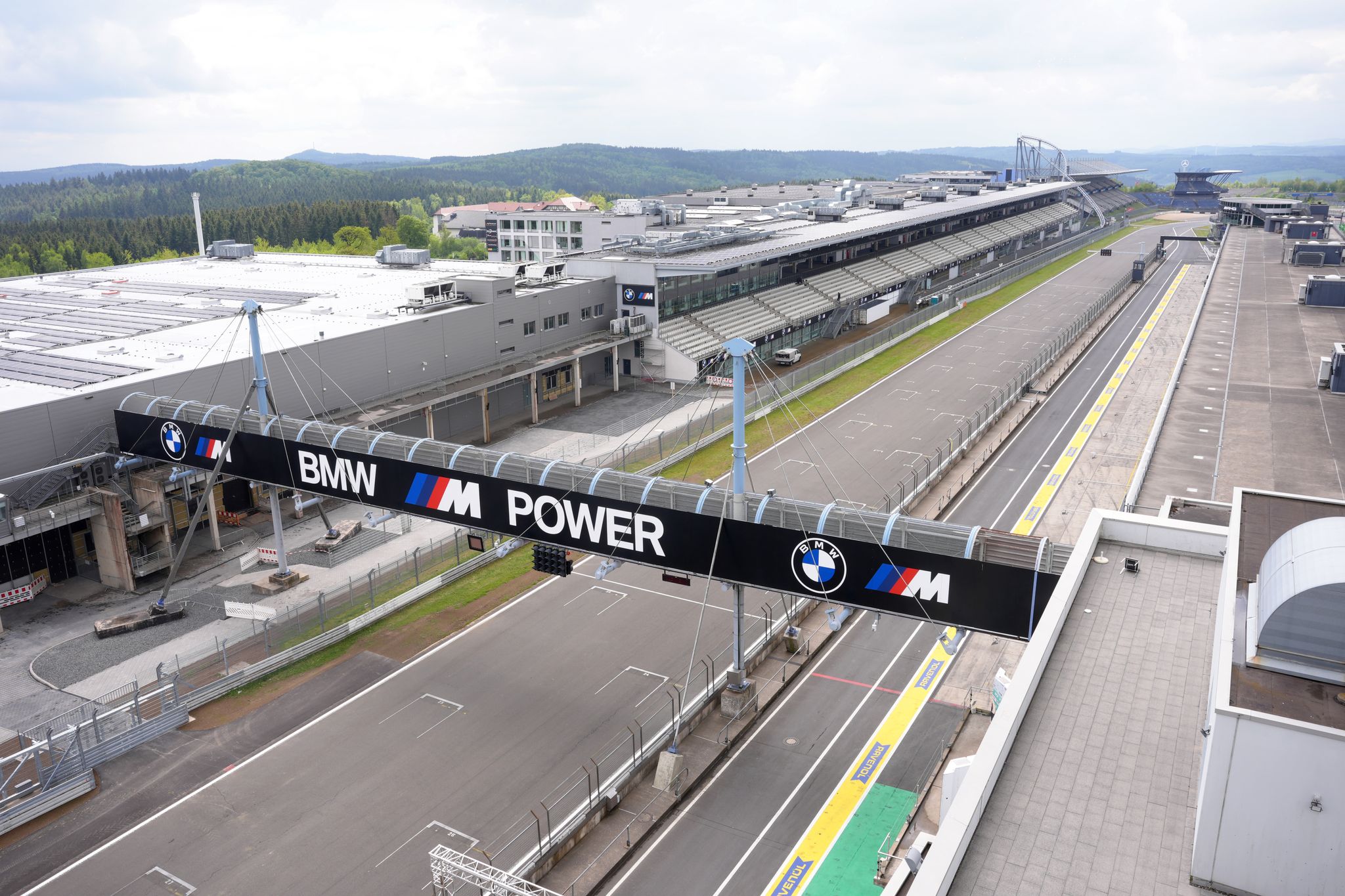 Eine Webcam zeigt die Start- und Zielgerade des Grand-Prix-Kurses auf dem Nürburgring.