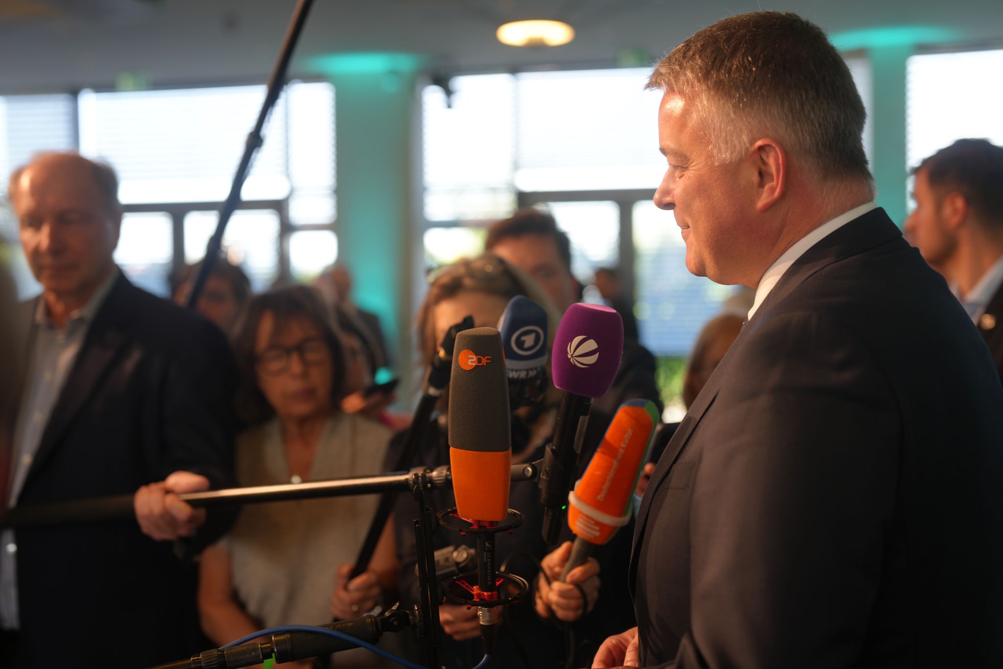 Einstimmig stimmt die CDU für den Koalitionsvertrag mit der SPD.