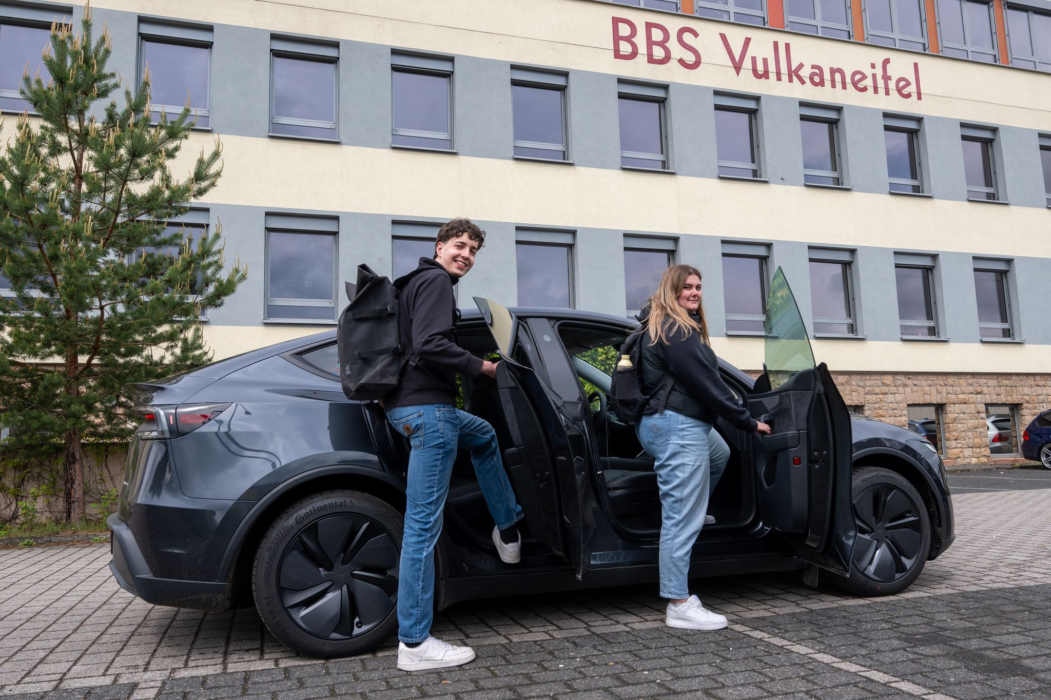 Die beiden müssen jeden Tag rund 40 Kilometer zur Berufsschule und zurück fahren (Archivbild)