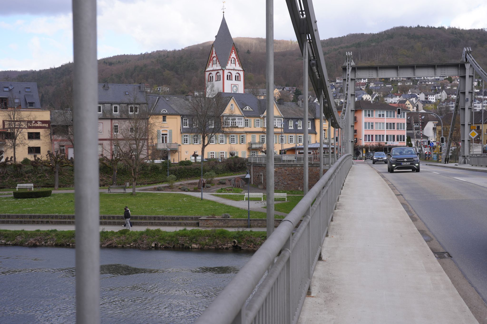 Über die Kettenbrücke geht es über die Lahn nach Nassau. (Archivbild)