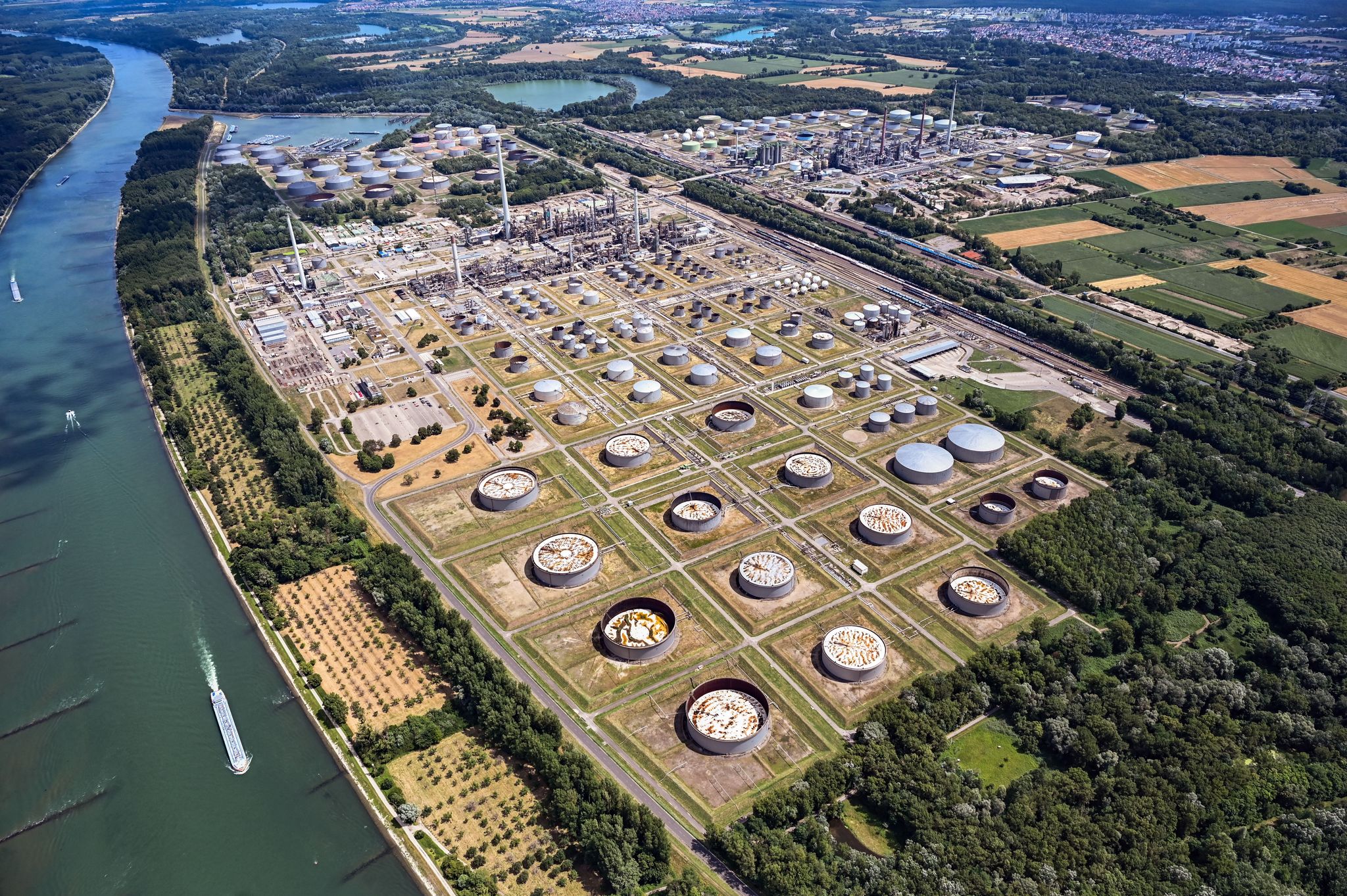 Die Industrie ist nur einer der Gründe für die Belastung des Grundwassers im Oberrheinbecken (Archivbild).