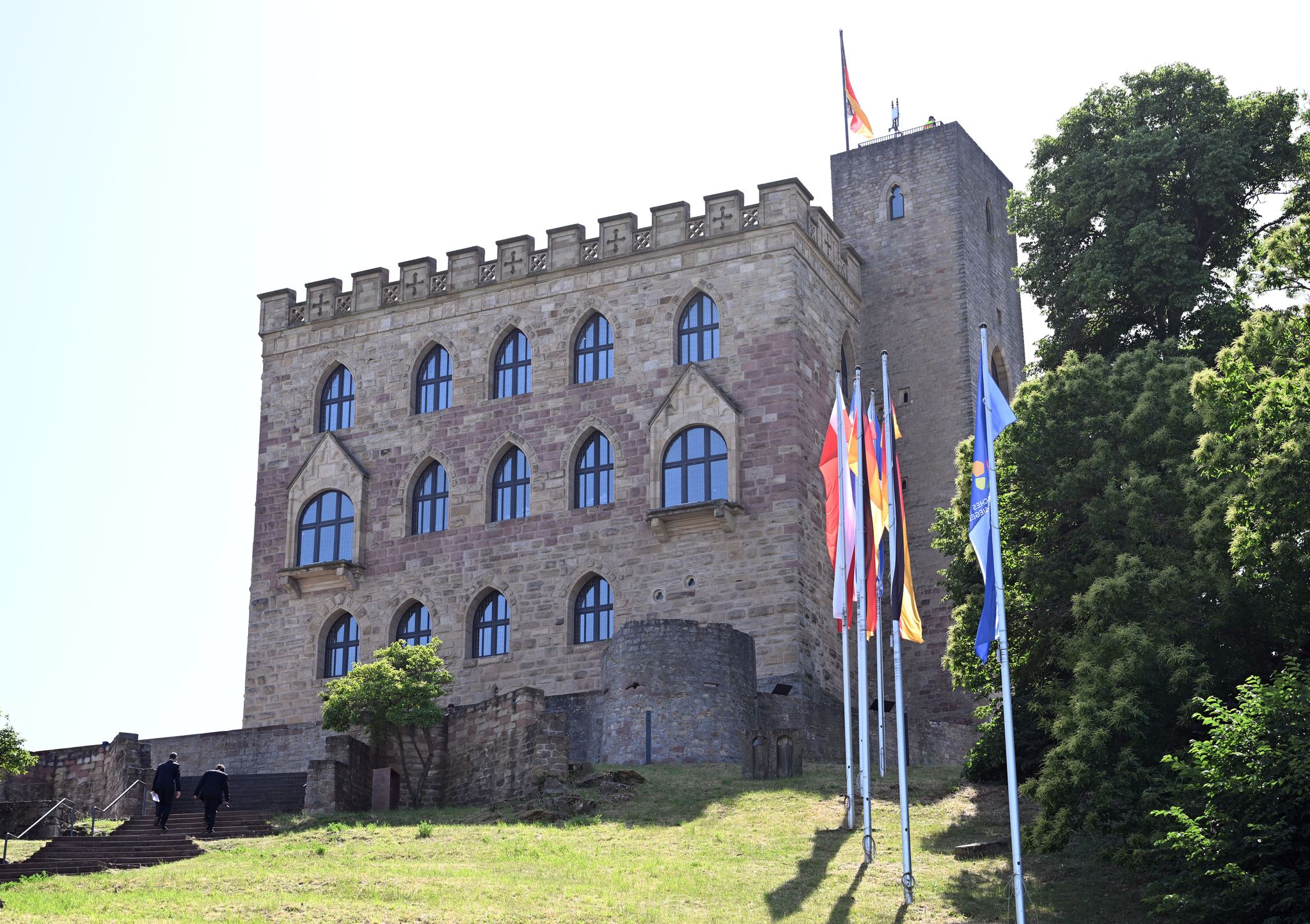 Das Hambacher Schloss steht oberhalb von Neustadt an der Weinstraße.