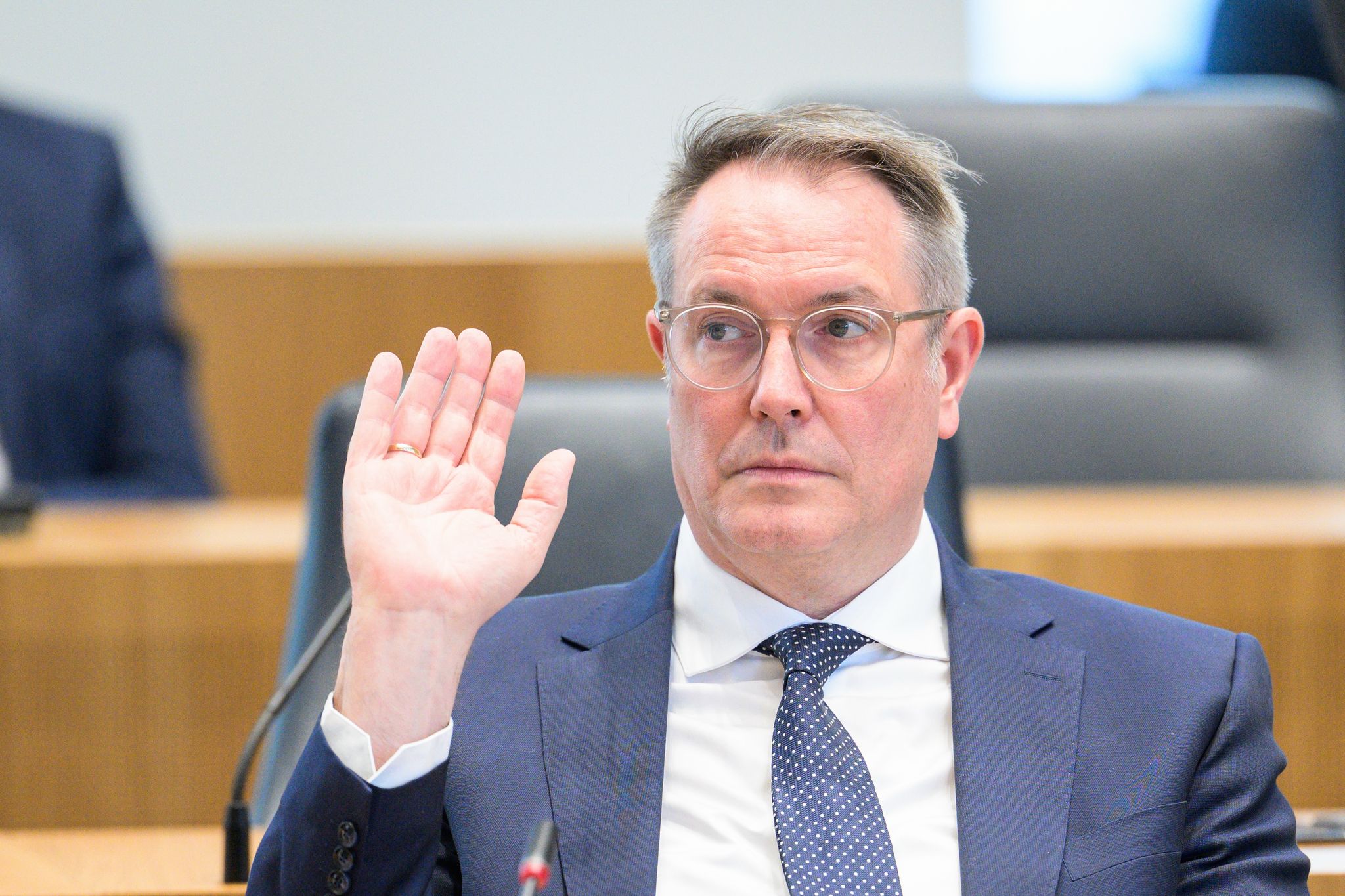 Ex-Regierungschef Schweitzer steht jetzt der SPD-Fraktion vor und ist sich sicher, dass Schnieder aus den Reihen der Sozialdemokraten alle Stimmen bekam. (Archivbild)