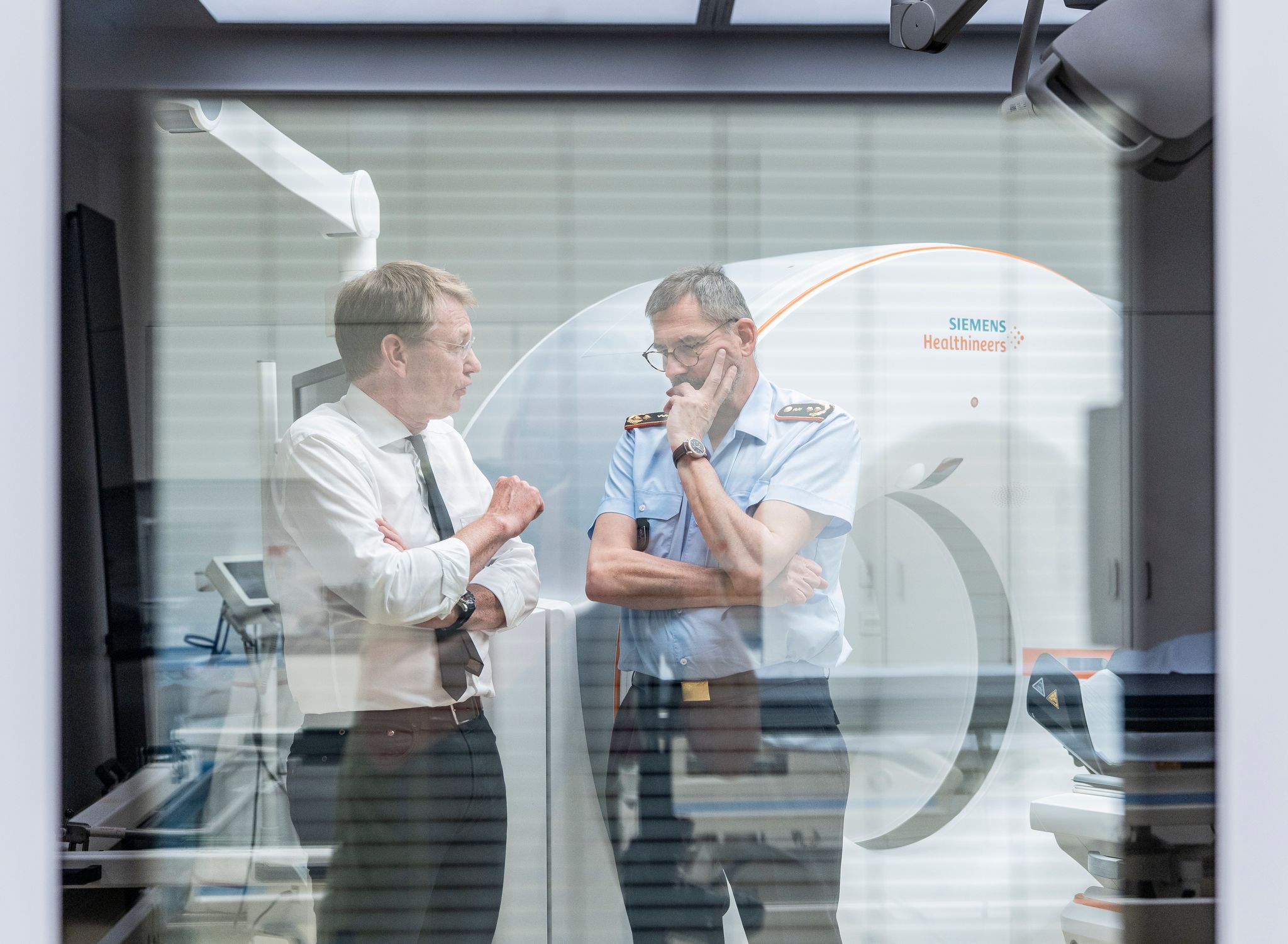 Jürgen Graf (l.) ist Ärztlicher Direktor der Frankfurter Uniklinik, Johannes Backus (r.) leitet das Kommando Gesundheitsversorgung der Bundeswehr.