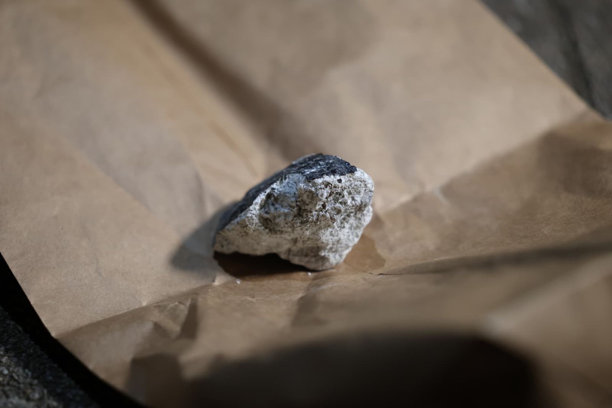 Ein Meteorit ist in Koblenz in ein Hausdach eingeschlagen, dies ist ein Stück davon. (Archivbild)