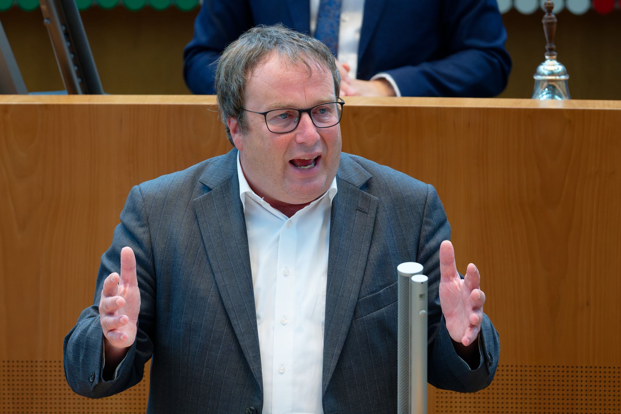 Minister Oliver Krischer übt deutliche Kritik an der Deutschen Bahn: «Das macht mich fassungslos.» (Archivbild).
