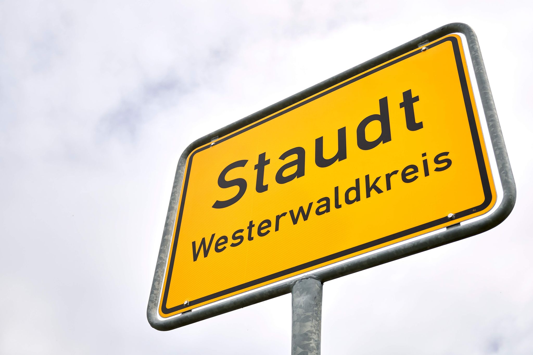 Die Anlage zur illegalen Zigarettenproduktion hat sich auf einem ehemaligen Fabrikgelände im rheinland-pfälzischen Staudt (Westerwaldkreis) befunden.