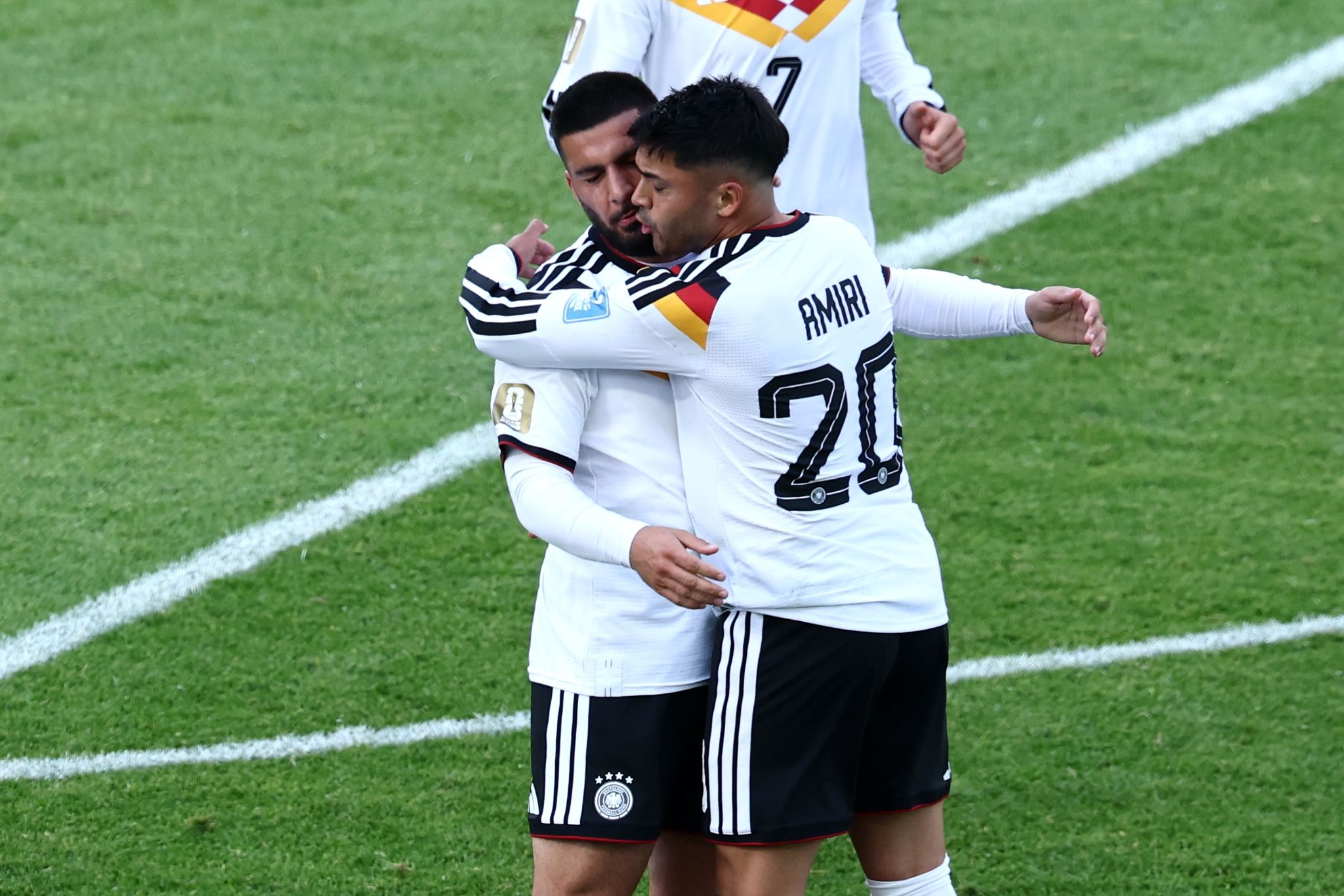 Nadiem Amiri (r) bereitete den Ausgleich von Deniz Undav (l) vor.