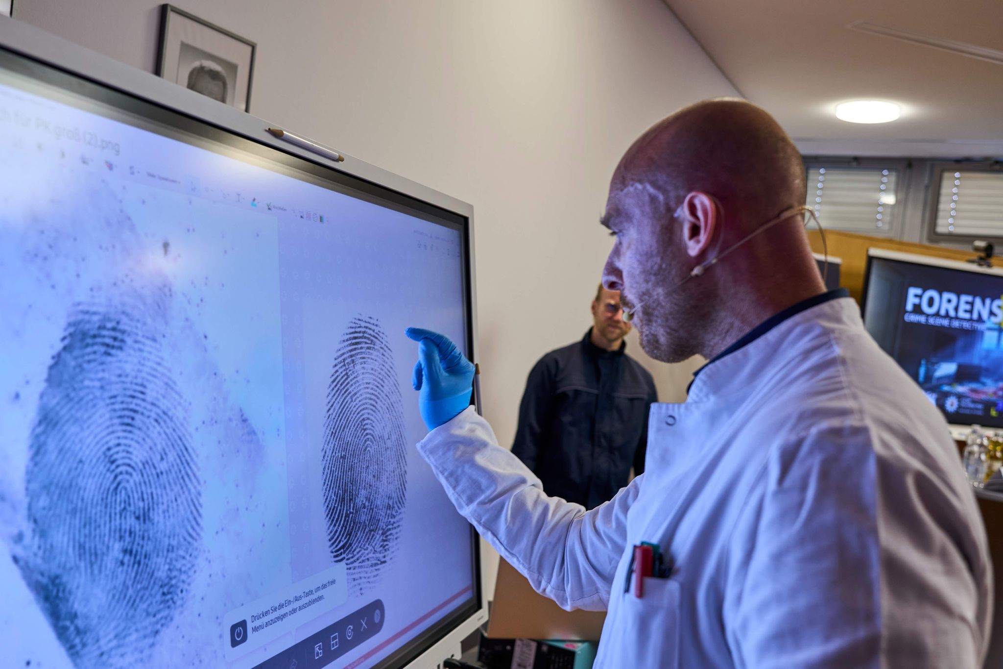 Ob ein Fingerabdruck zu einem anderen passt, ist in echt schwieriger als bei «Forensics».