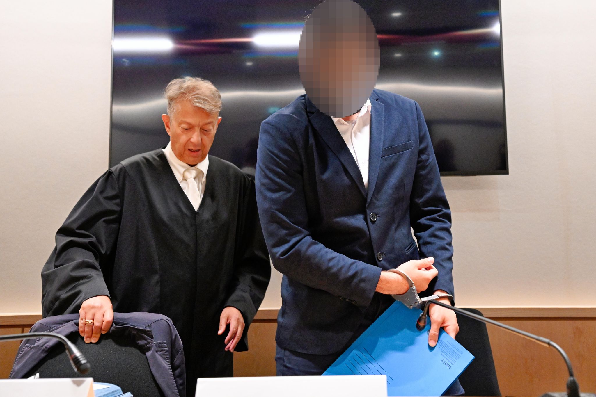 Der Angeklagte macht Angaben zur Person