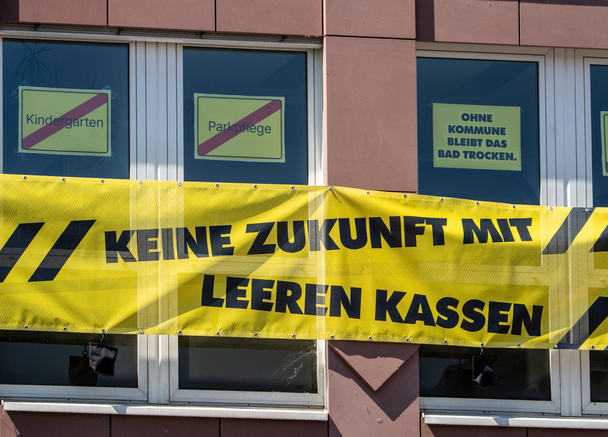 Kurz vor dem Bund-Länder-Treffen erhöhen die Kommunen den Druck.