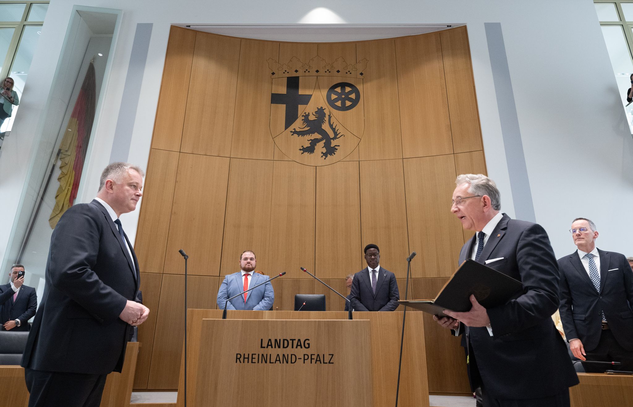 Bei Gordon Schnieders (zweiter von links) Vereidigung stand Raymond Höptner (vierter von links) am Pult. (Archivbild)