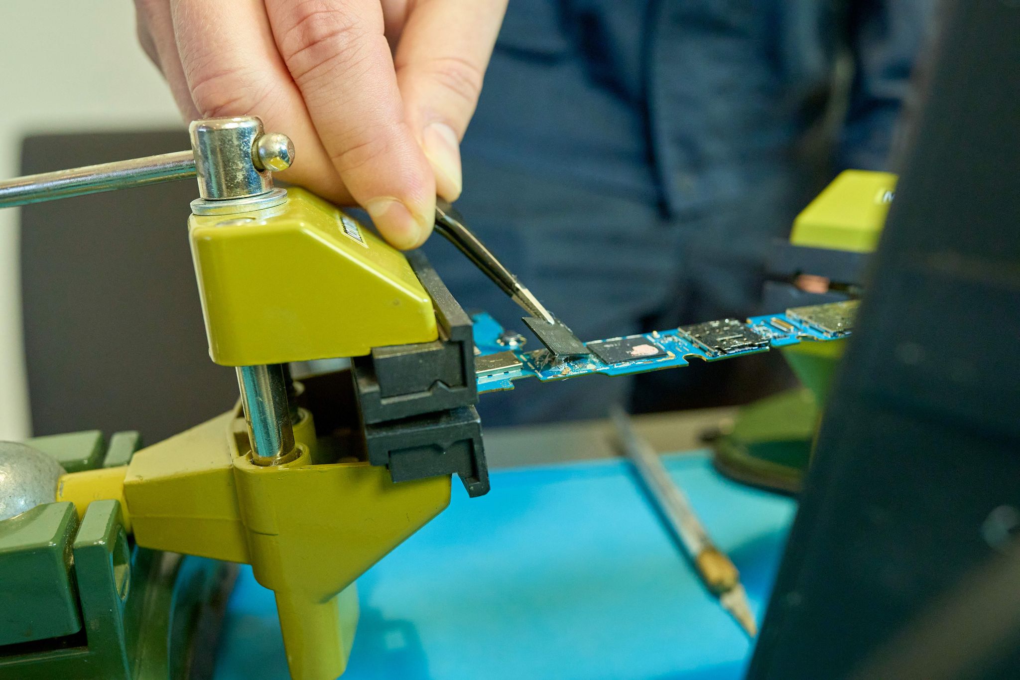 Kriminaltechniker lösen auch Speicherchips von Platinen.