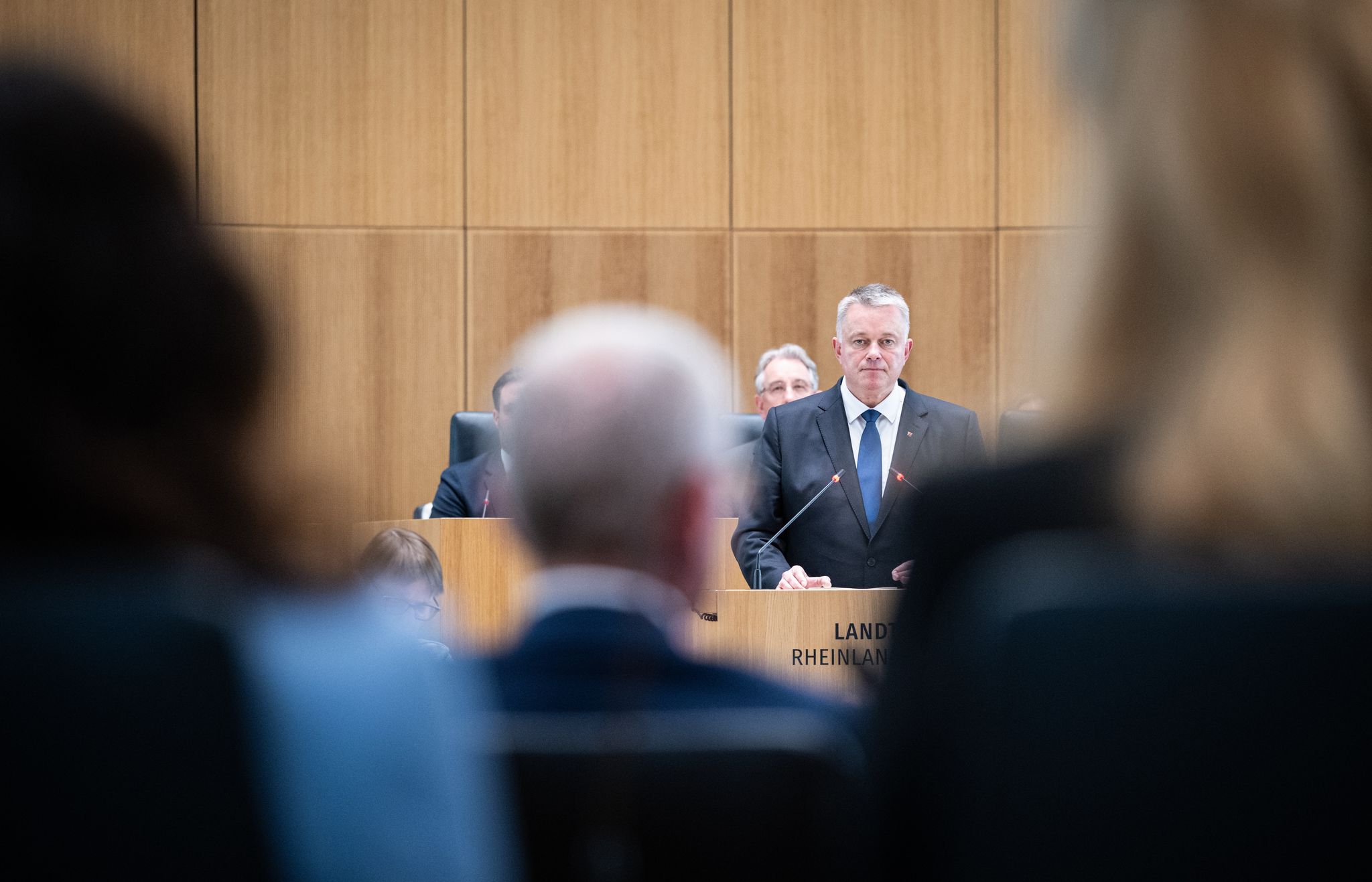 Ministerpräsident Schnieder hatte am Vortag in seiner 90-minütigen Regierungserklärung den geplanten Kurs der schwarz-roten Koalition  skizziert. 