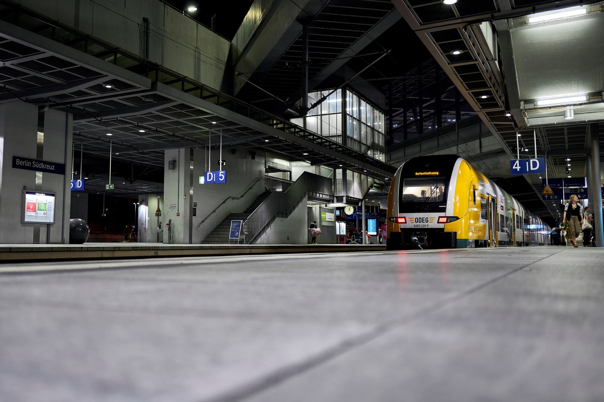 Fahrgäste saßen an den Bahnhöfen fest.