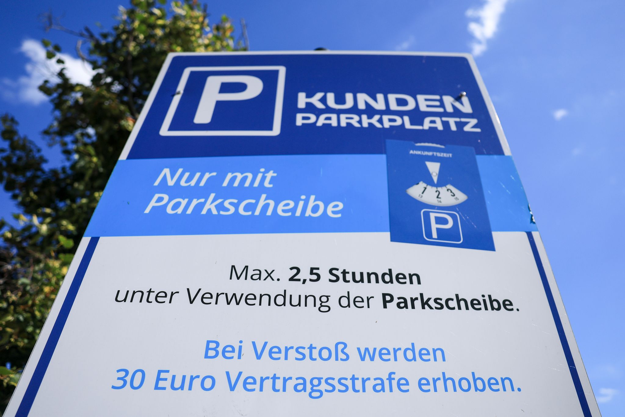 Die Verbraucherzentrale Rheinland-Pfalz mahnte 2025 einen Parkraumbewirtschafter ab. (Symbolbild)
