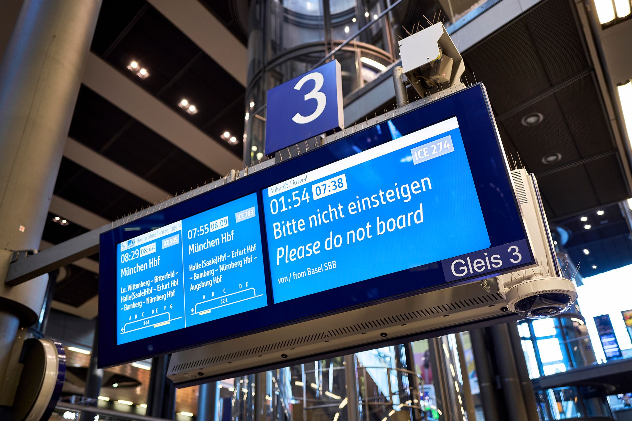 Dieser Zug hatte fast sechs Stunden Verspätung. «War interessant auf jeden Fall», sagt Fahrgast Cziczi.