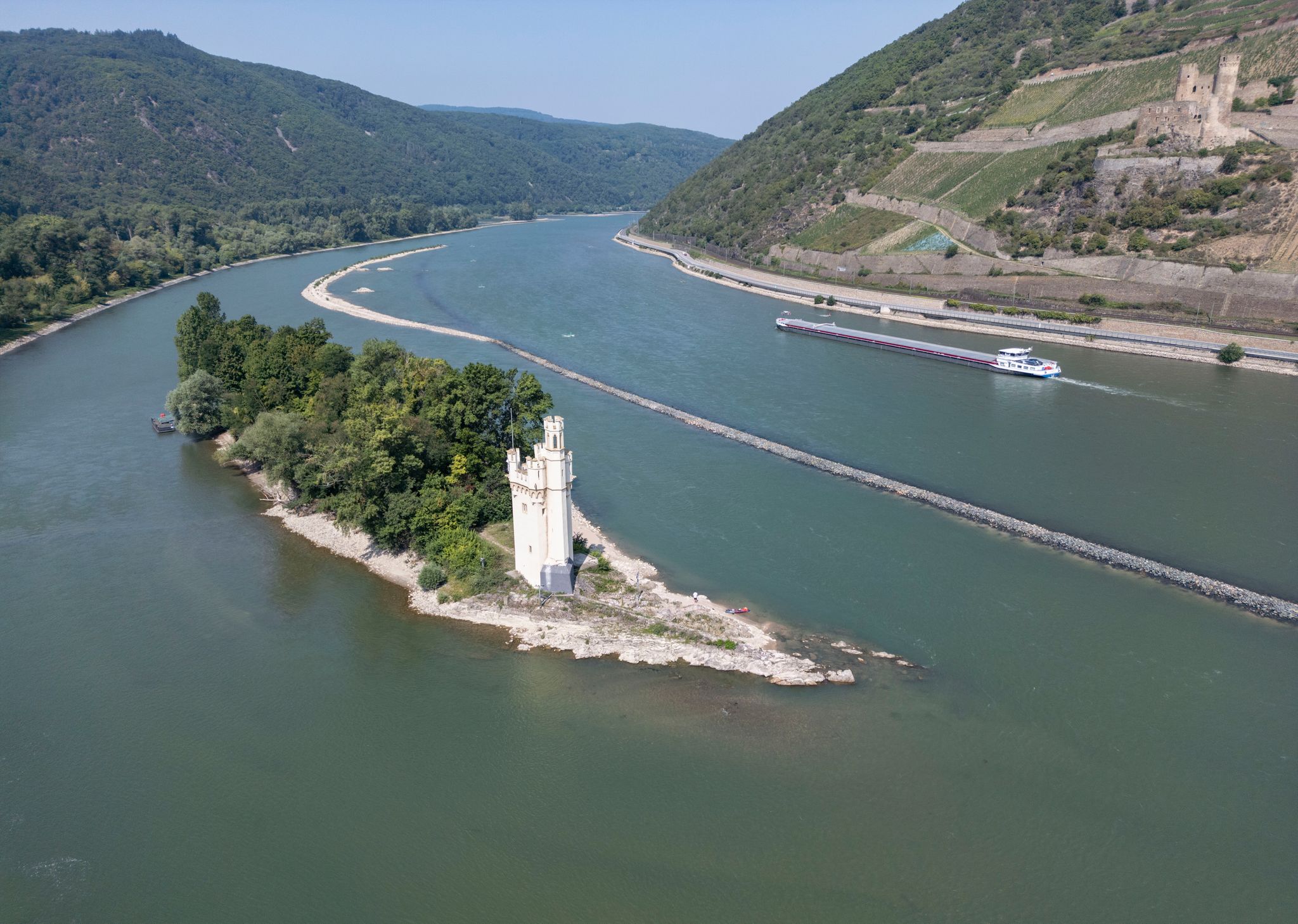 Der Rhein mutet vielerorts romantisch an - aber das Schwimmen in einer der meistbefahrenen Wasserstraßen Europas birgt etliche Gefahren. (Archivbild)