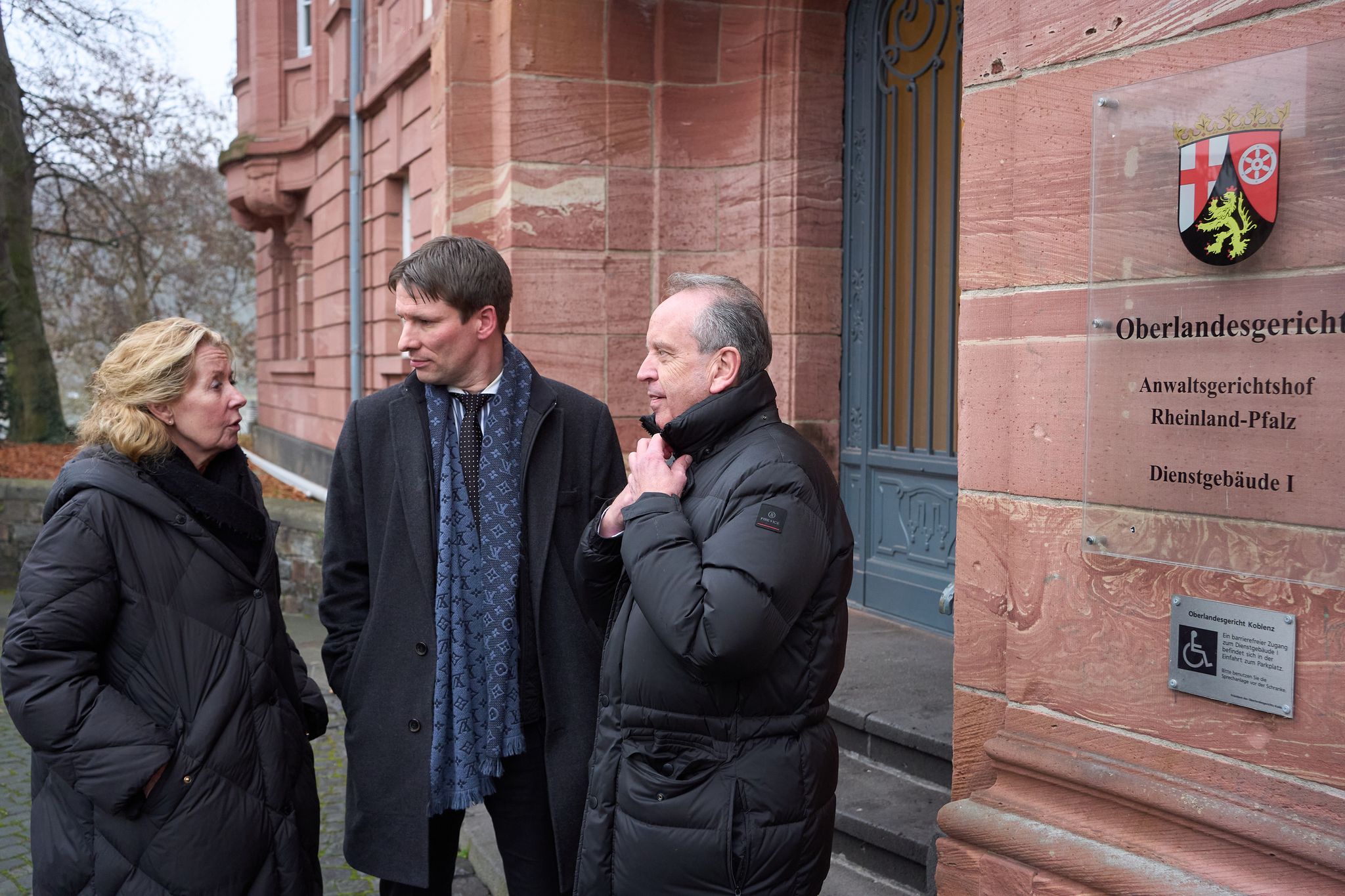 Das Ehepaar Orth mit ihrem Anwalt (M). Die Eheleute kämpfen für juristische Konsequenzen, nachdem ihre Tochter in der Ahrtalflut gestorben ist. (Archivbild)