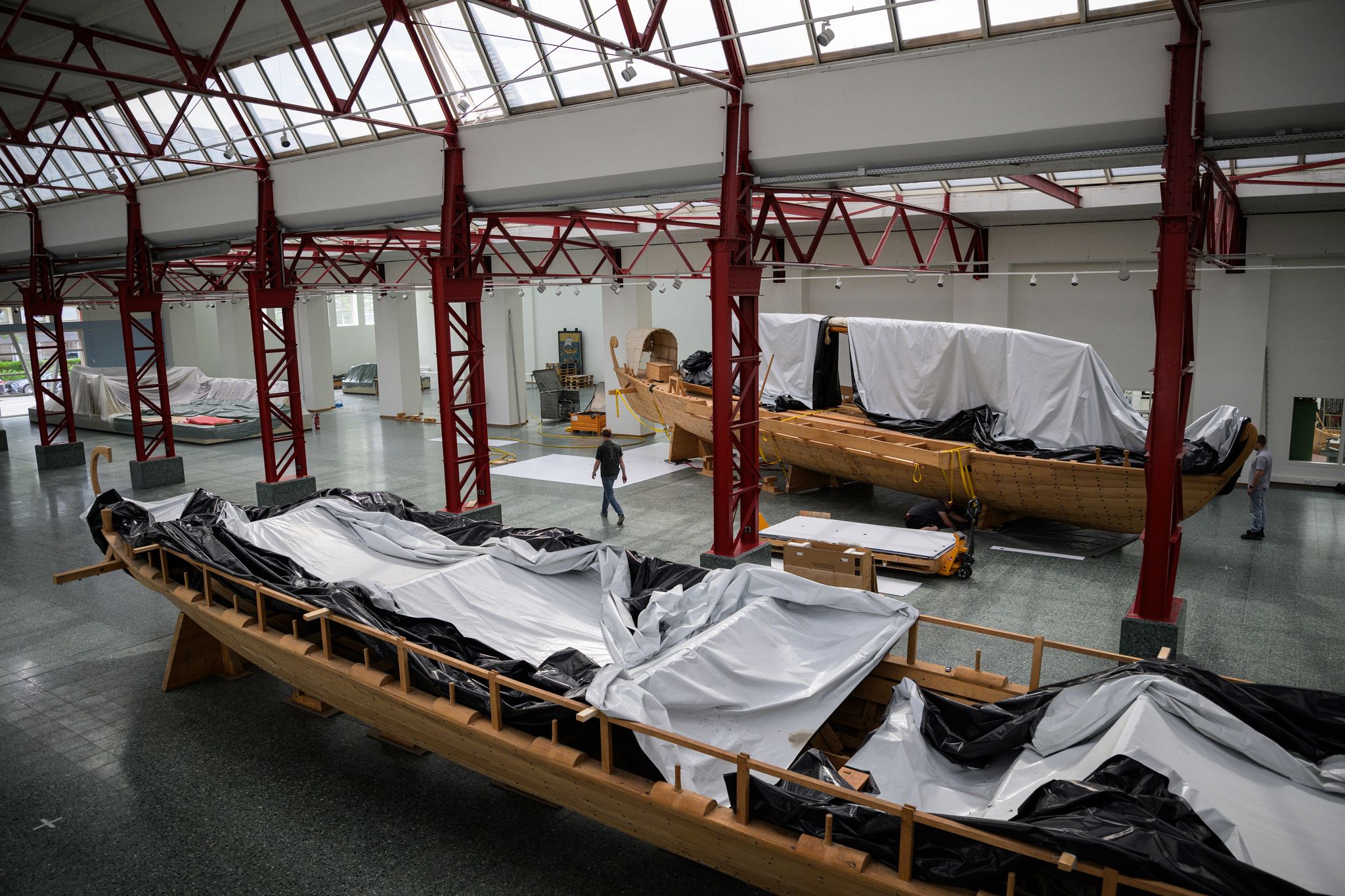 Die Schiffe werden für die neue Ausstellung in Position gerückt.