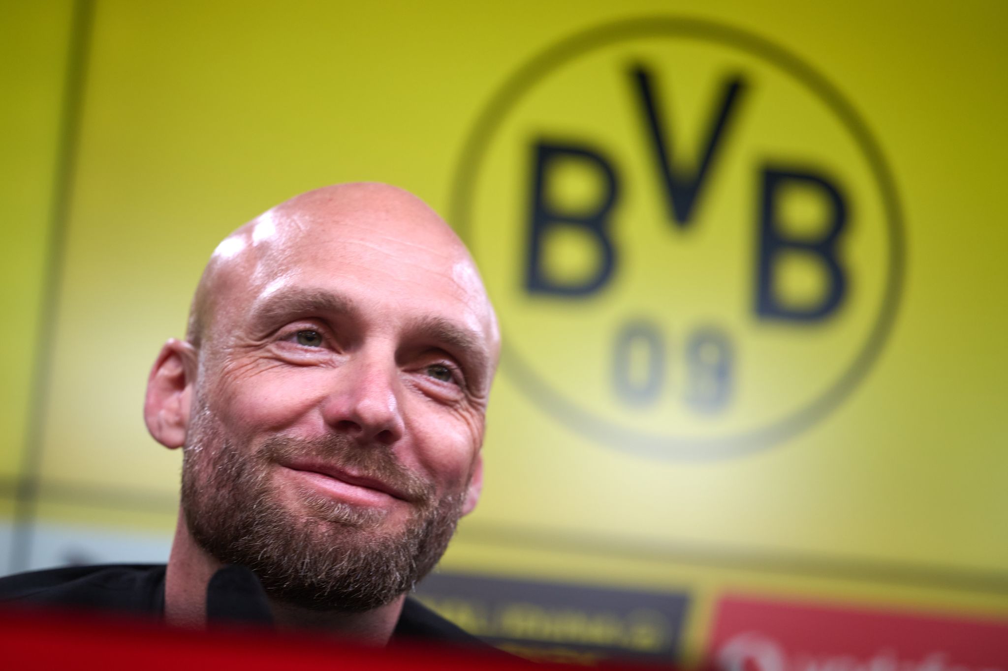 BVB-Sportdirektor Ole Book holt David Blacha von der SV Elversberg nach Dortmund nach. (Archivbild) 