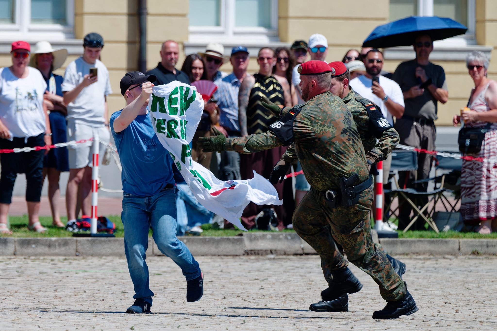 Das Gelöbnis wurde von Protesten begleitet.