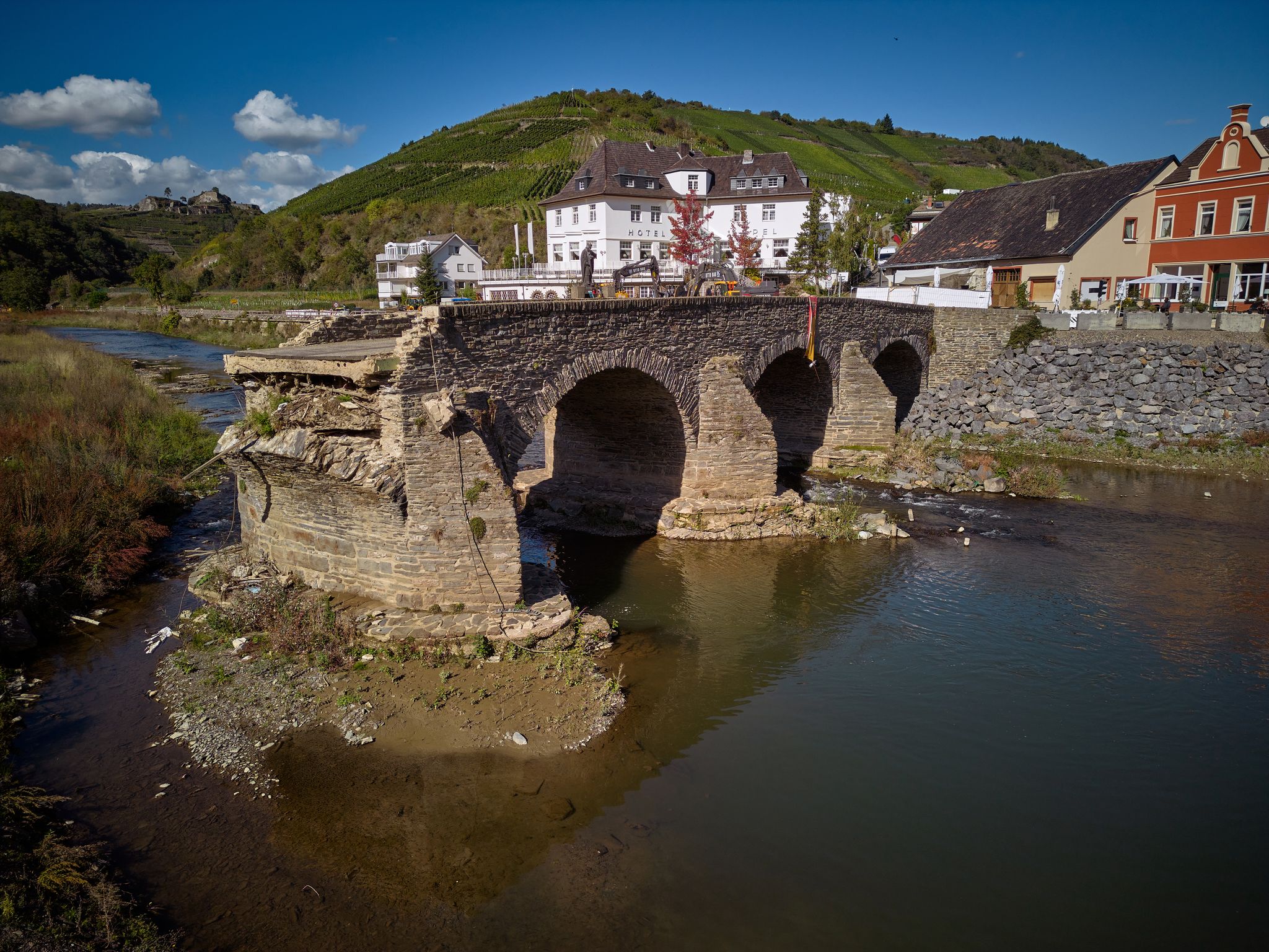 Die Nepomukbrücke in Rech wurde bei der Flutkatastrophe schwer beschädigt. (Archivbild)