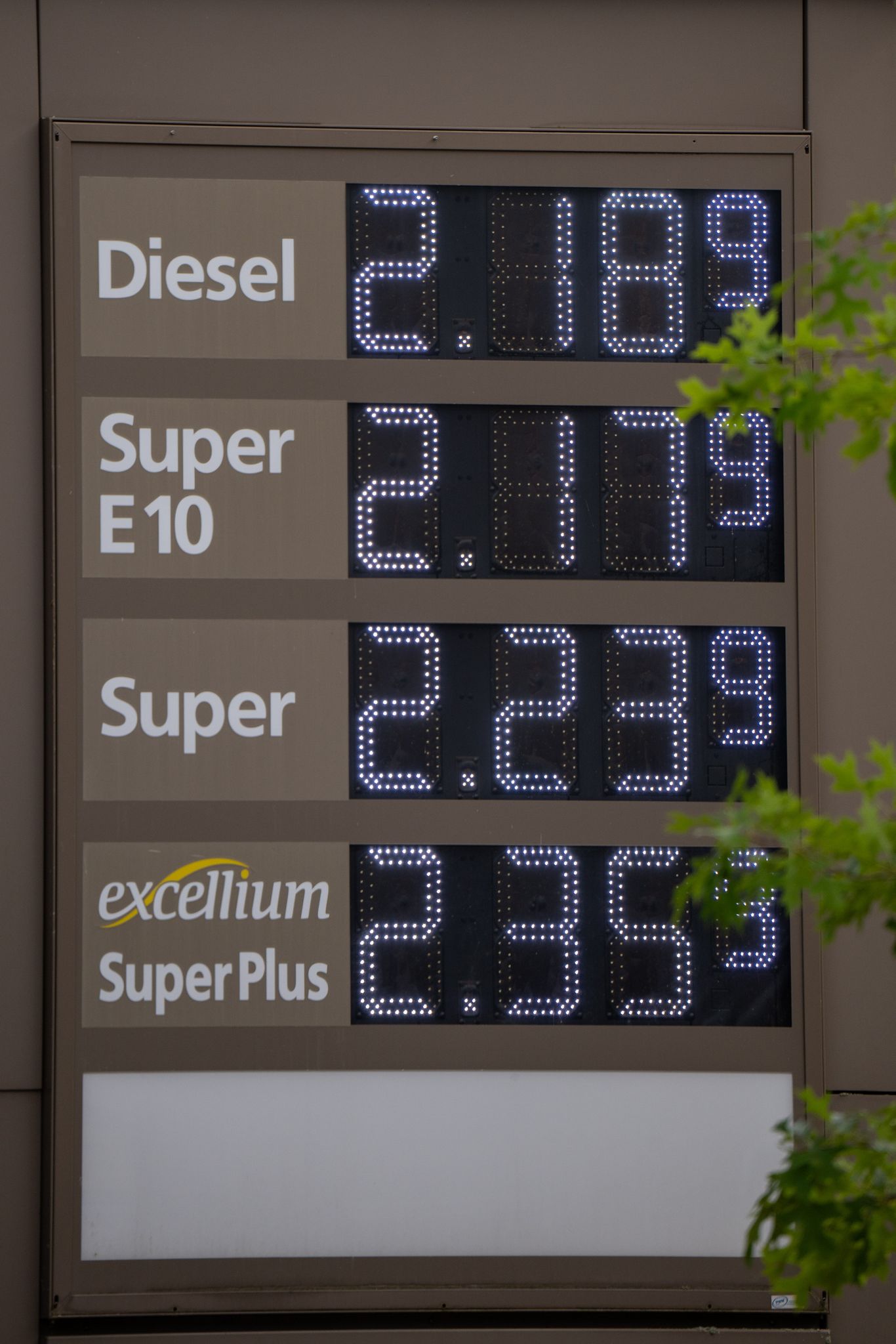Das Geld für die hohen Spritpreise fehle vielen Menschen am Monatsende, sagt Schweitzer. (Symbolbild)