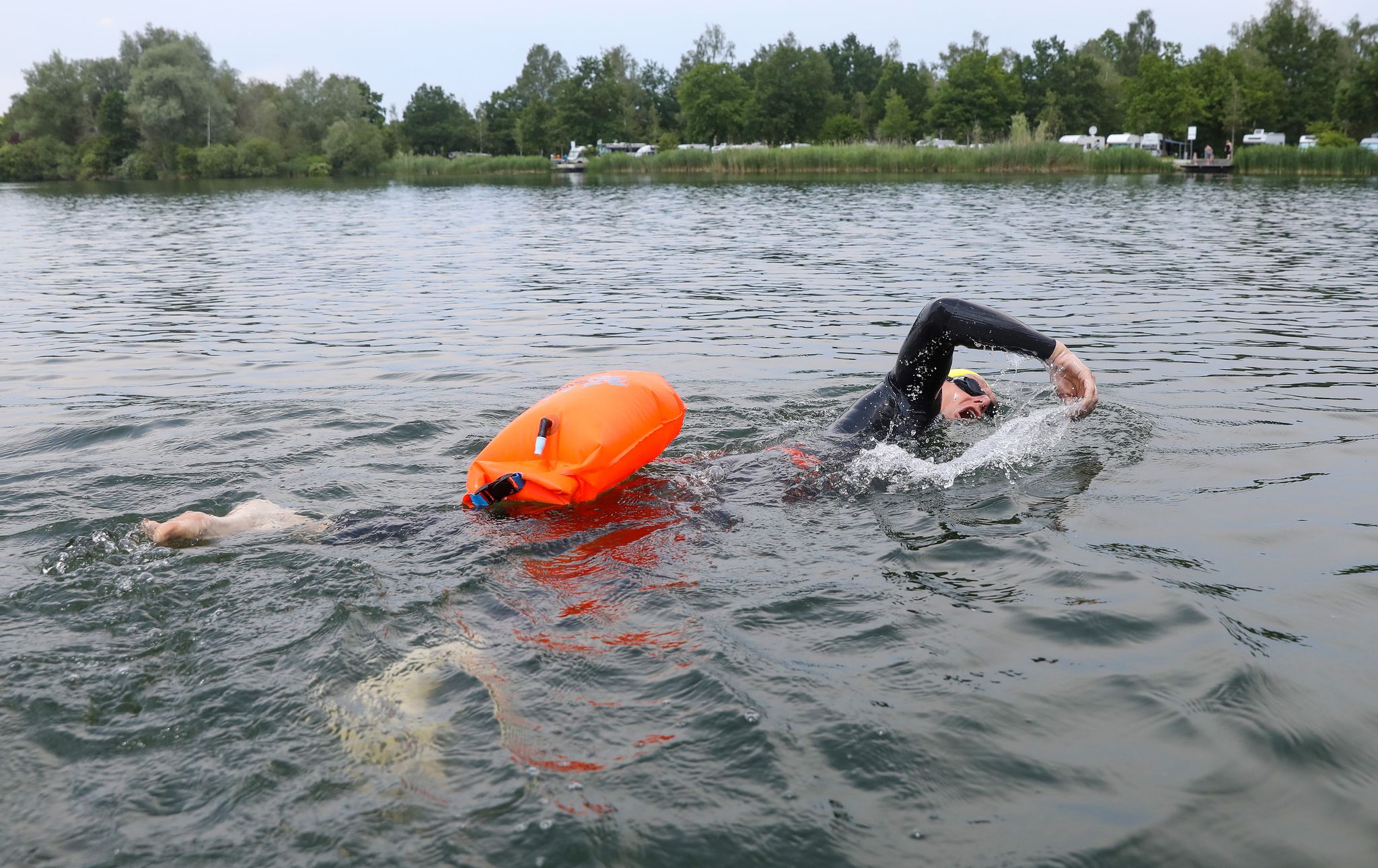 Wer in Flüssen wie dem Rhein, Mosel, Lahn oder Nahe schwimmt, bringt sich auch mit Schwimmboje in erhebliche Gefahr, sagt die DLRG. (Symbolbild)