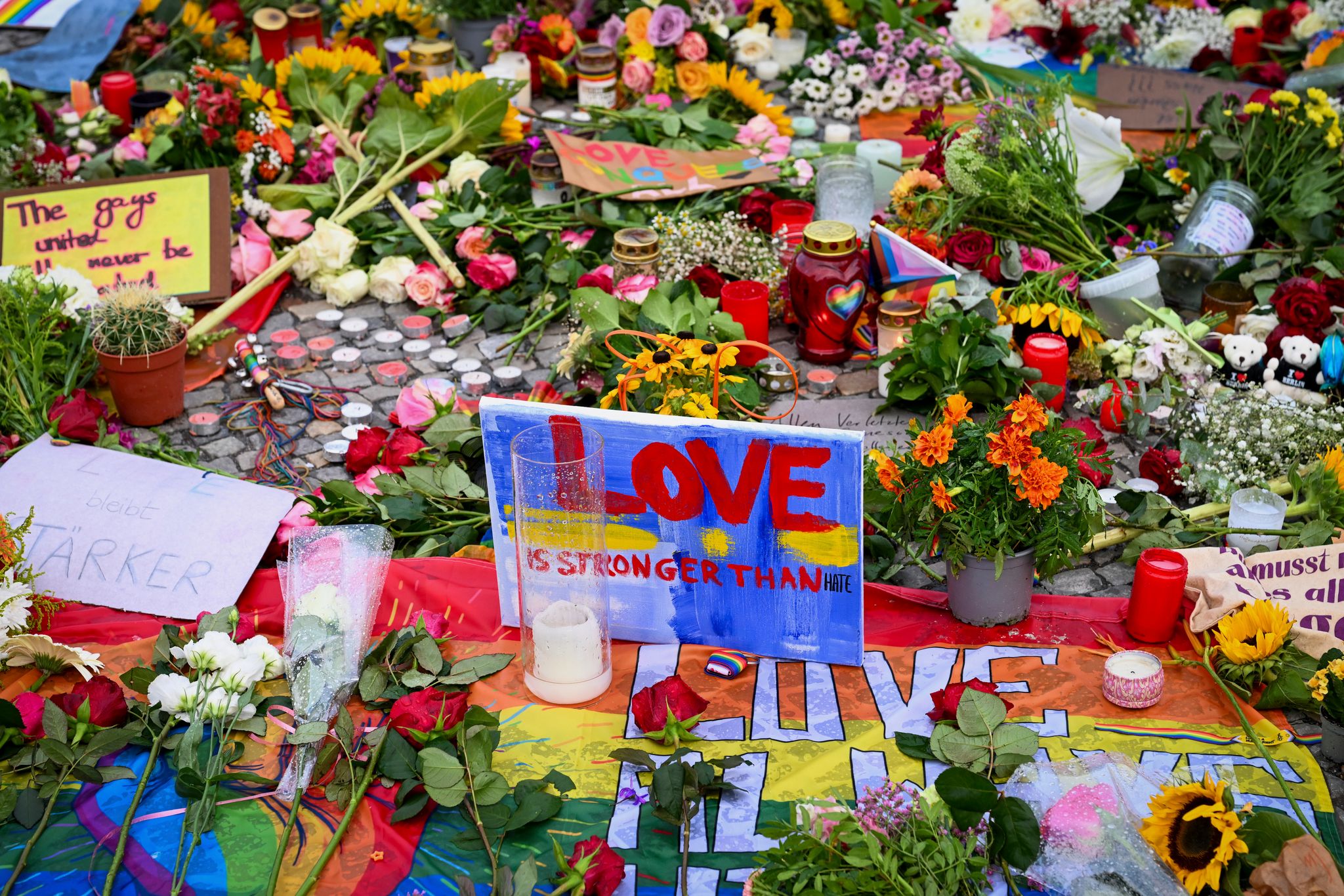 In Berlin wird der Opfer des Anschlags auf den CSD gedacht. 