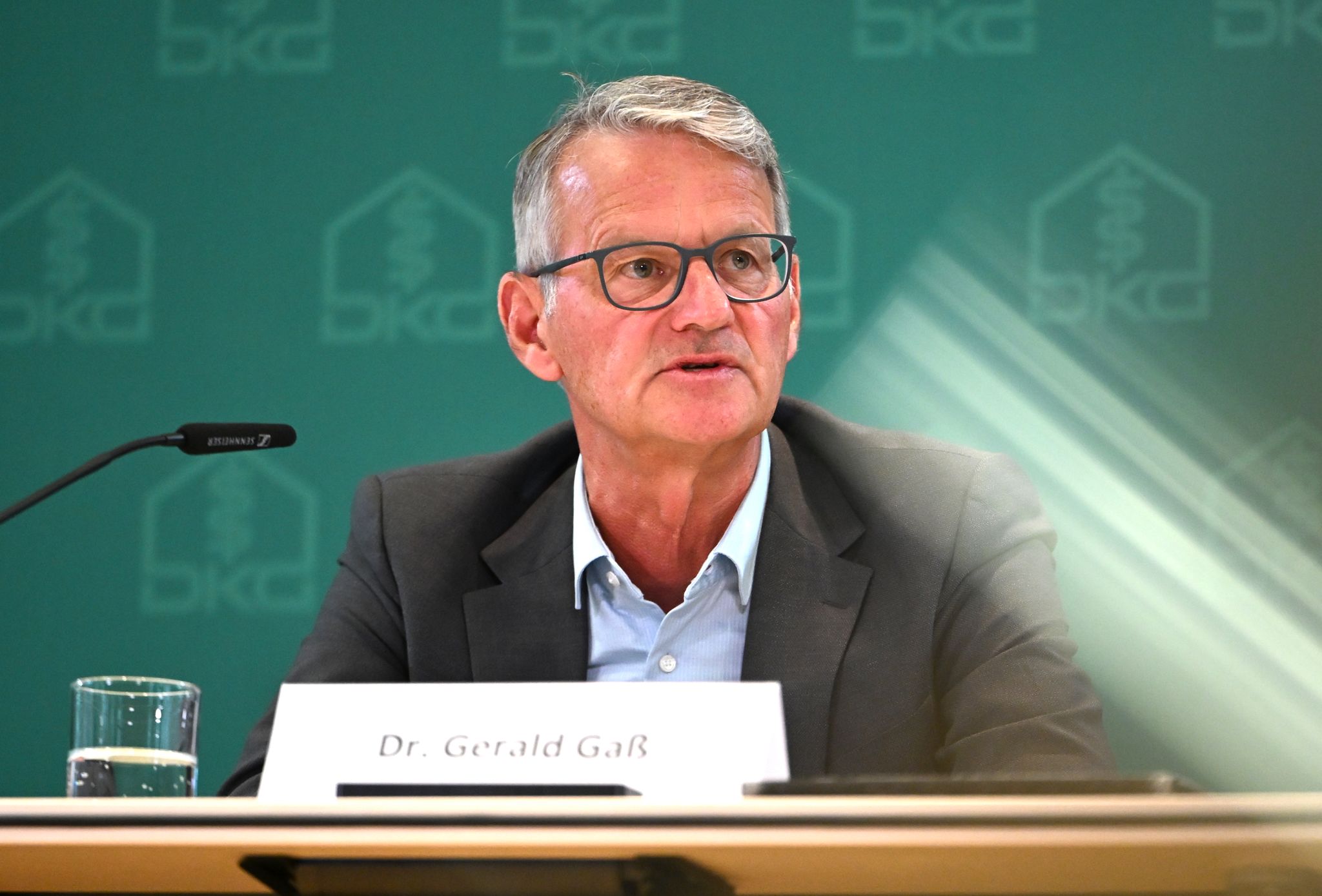 Ventilatoren und verdunkelnde Vorhänge als Standard in vielen Häusern reichten künftig nicht mehr aus, sagt Gaß, Chef der Deutschen Krankenhausgesellschaft. (Archivbild)