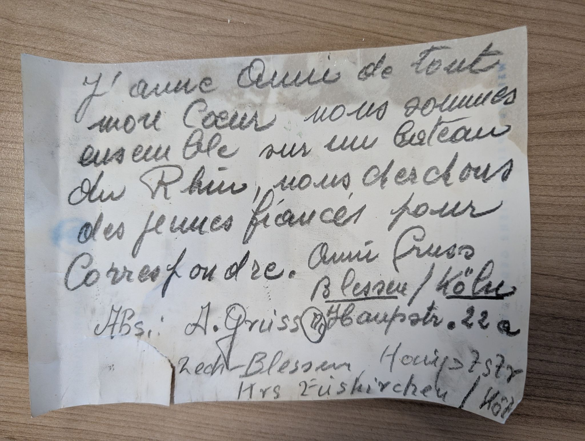 In der auf Französisch verfassten Nachricht wünscht sich die Verfasserin Brieffreunde.
