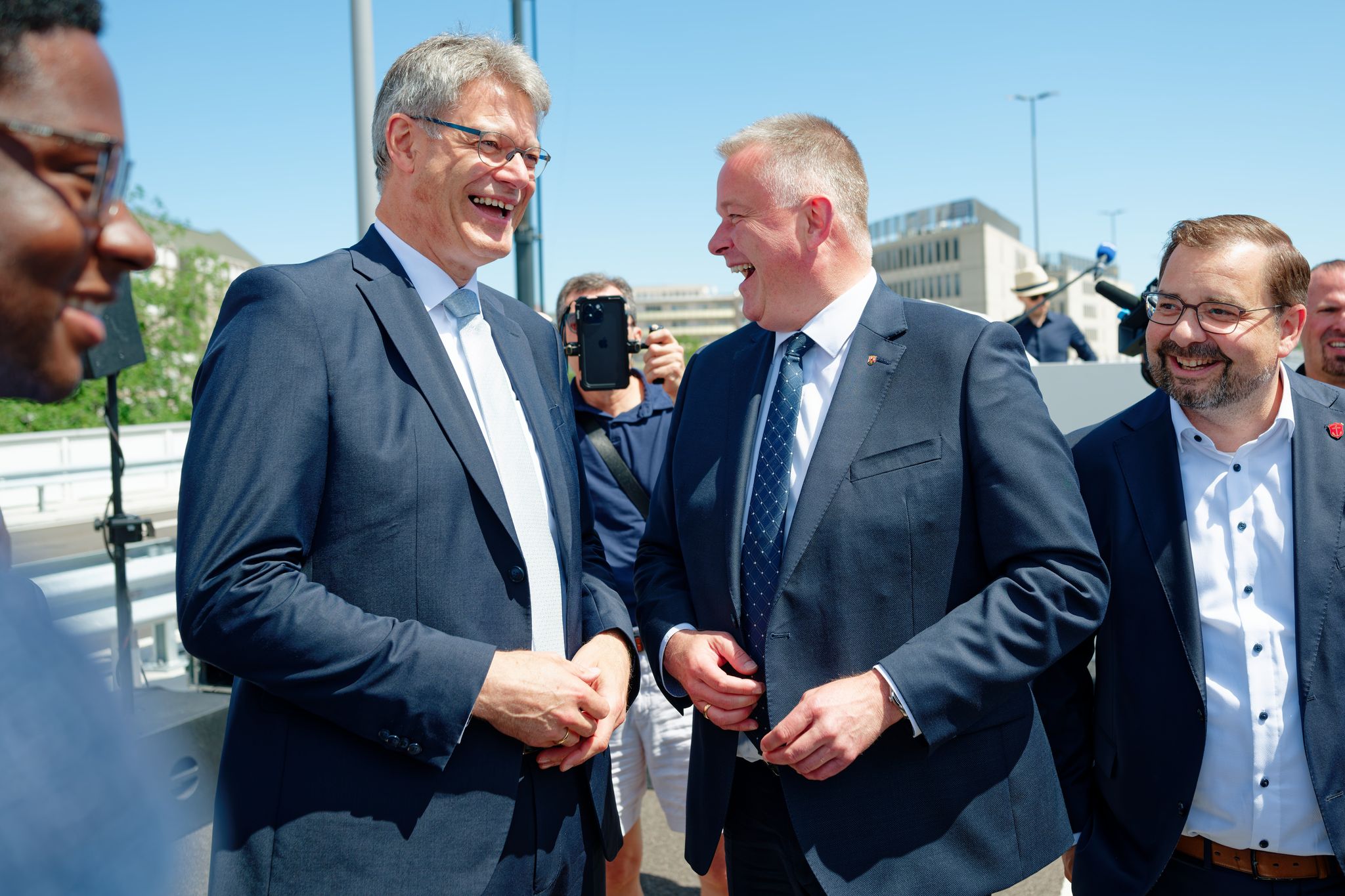 Mit den Brüdern Schnieder kam Politprominenz zur Eröffnung.