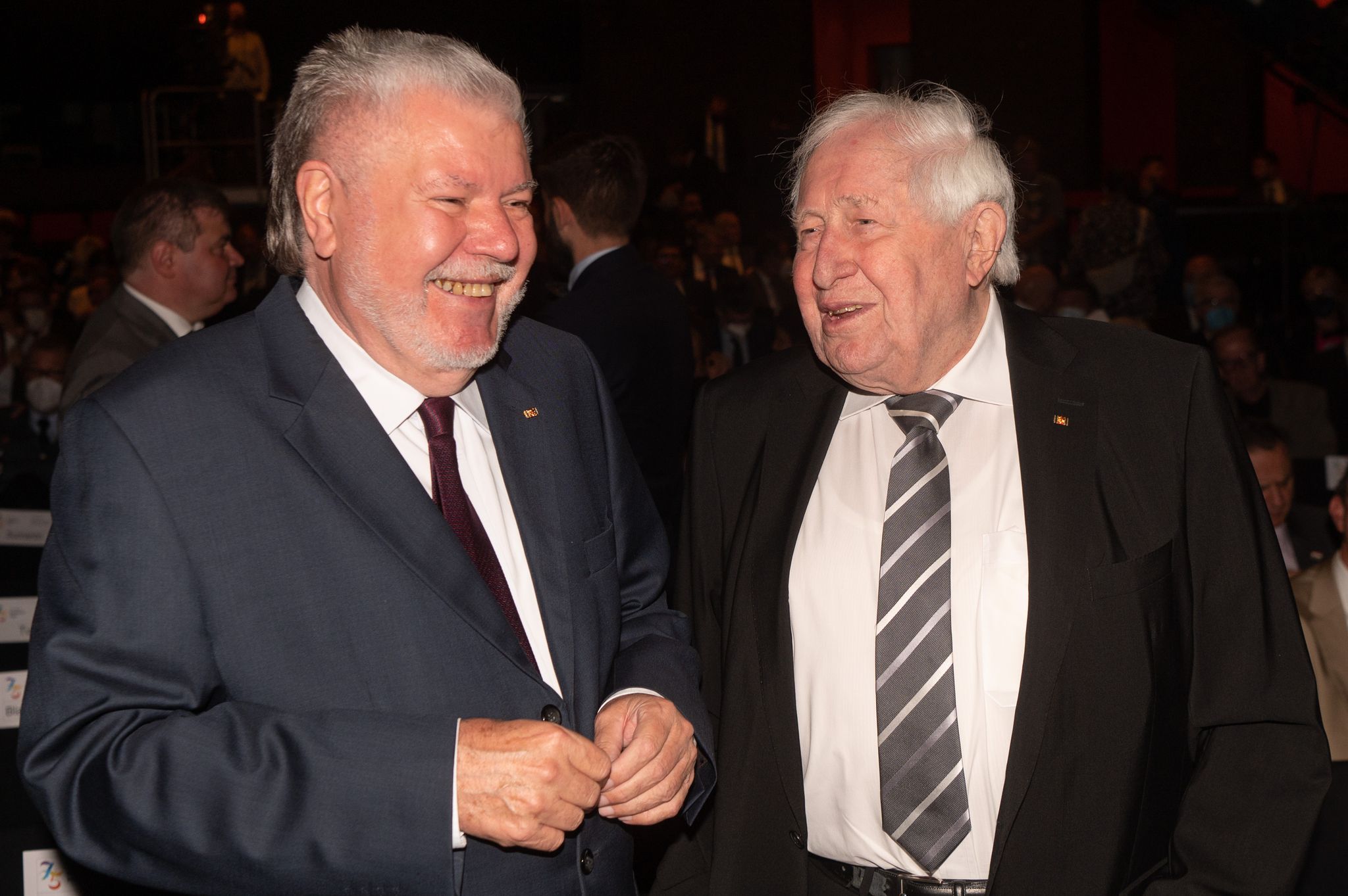 Die ehemaligen Ministerpräsidenten Kurt Beck (SPD) und Bernhard Vogel (CDU) waren auch bei lockeren Gesprächsrunden im Weinkeller dabei. (Archivbild)