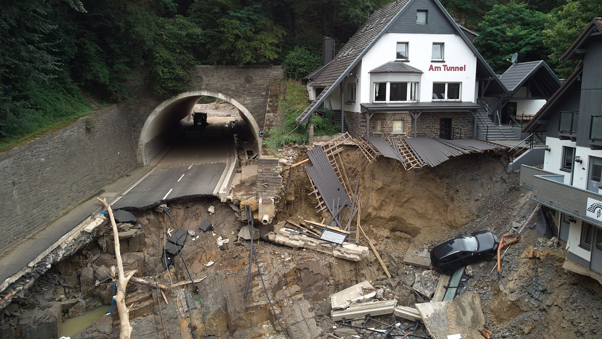 Die Bundesstraße durch das Ahrtal ist hinter einem Tunnel von der Sturzflut im Juli weggerissen worden. (Archivbild)