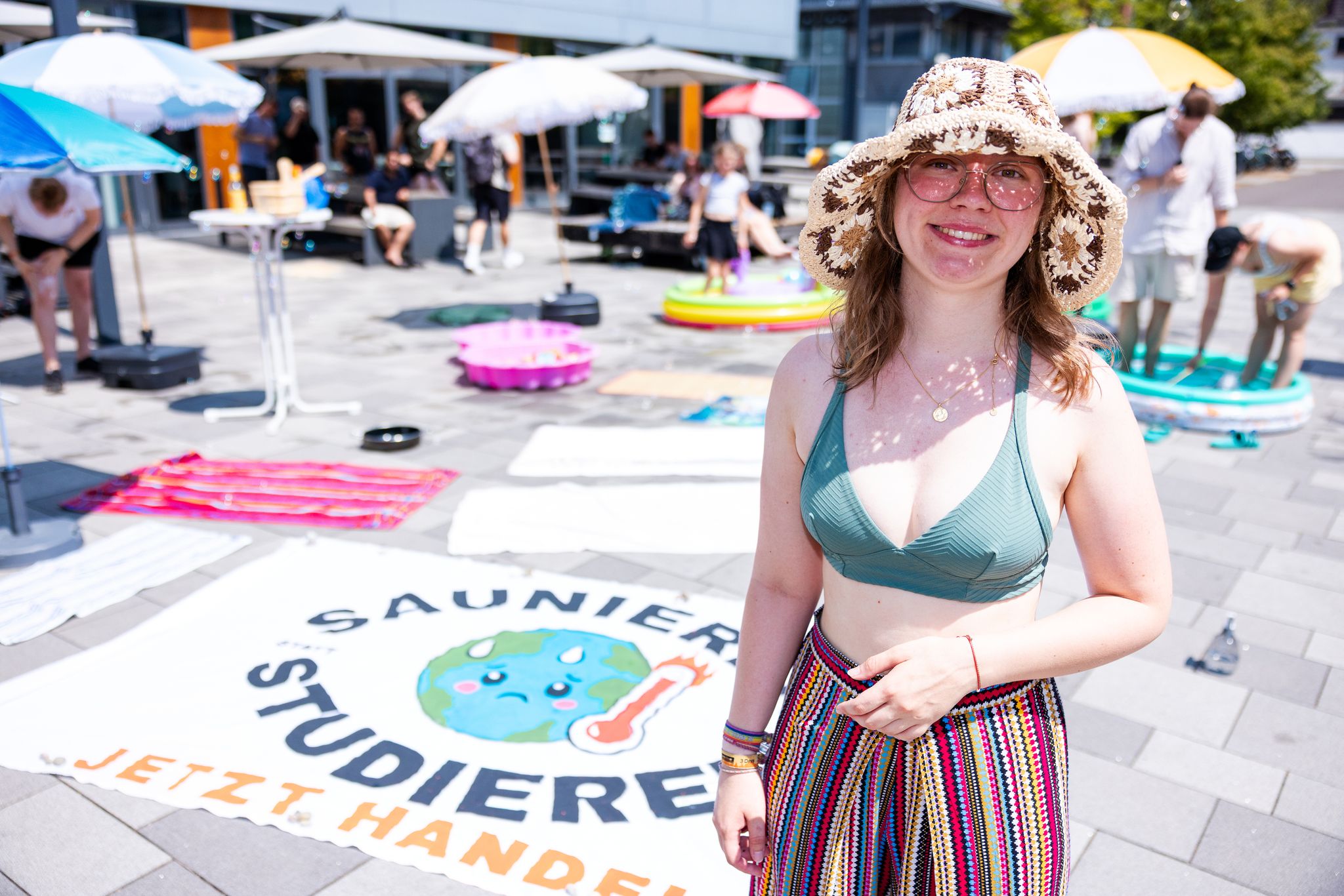 AStA-Referentin Ronja Wachall steht vor Gebäude 10 der HTW am Campus Alt-Saarbrücken.